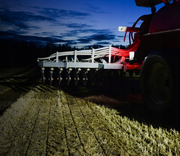 Lampa robocza LED NORDIC LIGHTS KL1002 12-24V 24W Flood Marka maszyny Atlas Bobcat Bomag Case Caterpillar Doosan Fadroma Hitachi Hyundai JCB John Deere Komatsu Kubota Liebherr New Holland O&K Terex Volvo Wacker Yanmar Zeppelin