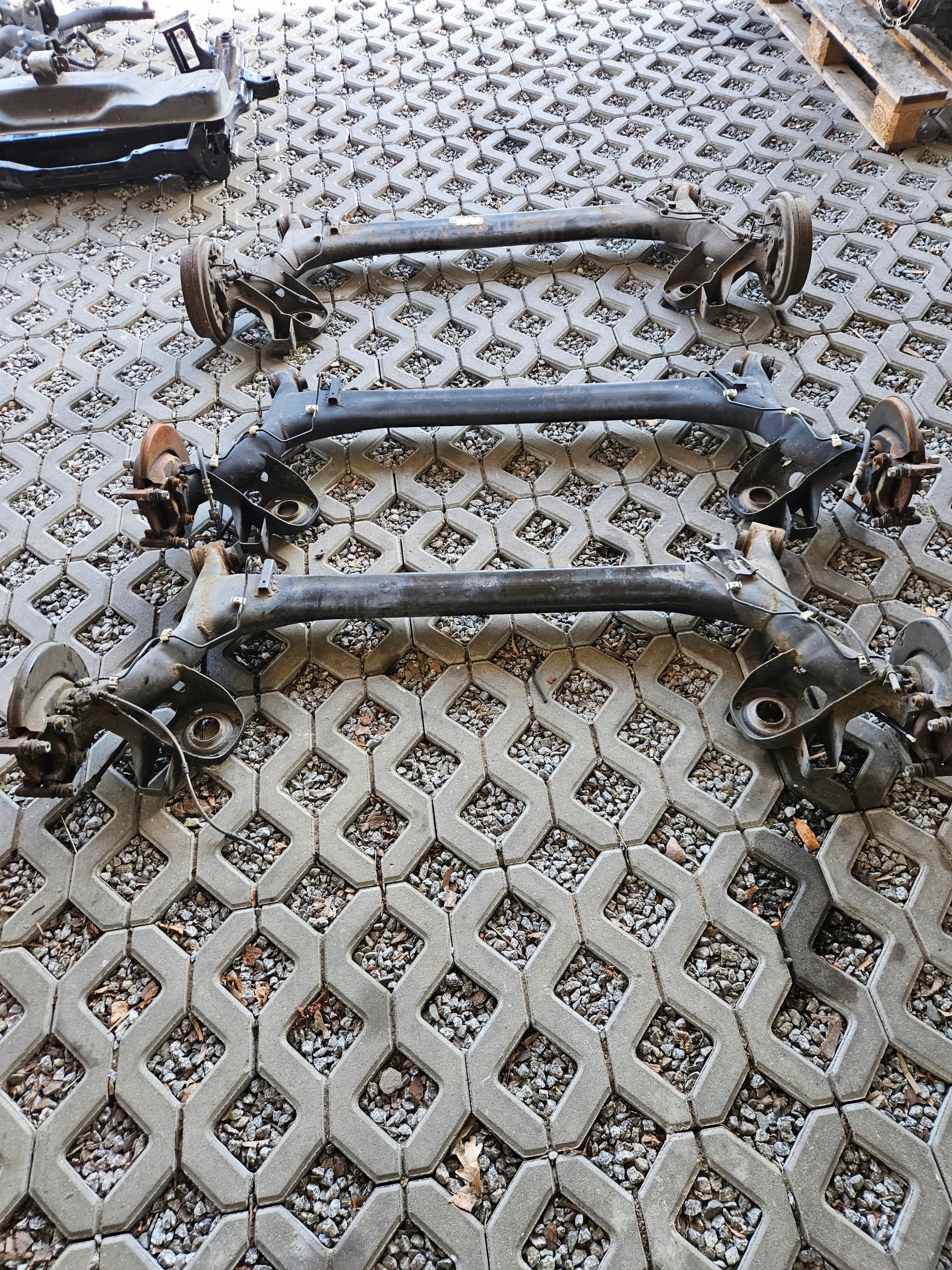 BELKA OŚ ZAWIESZENIE TYŁ TYLNE VW POLO 6R SKODA SEAT TARCZA BĘBEN
