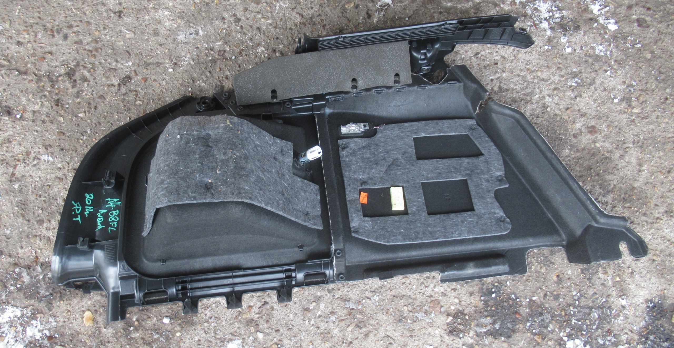AUDI A4 B8 FL 2.0 TFSI 14R side upholstery boot right rear part