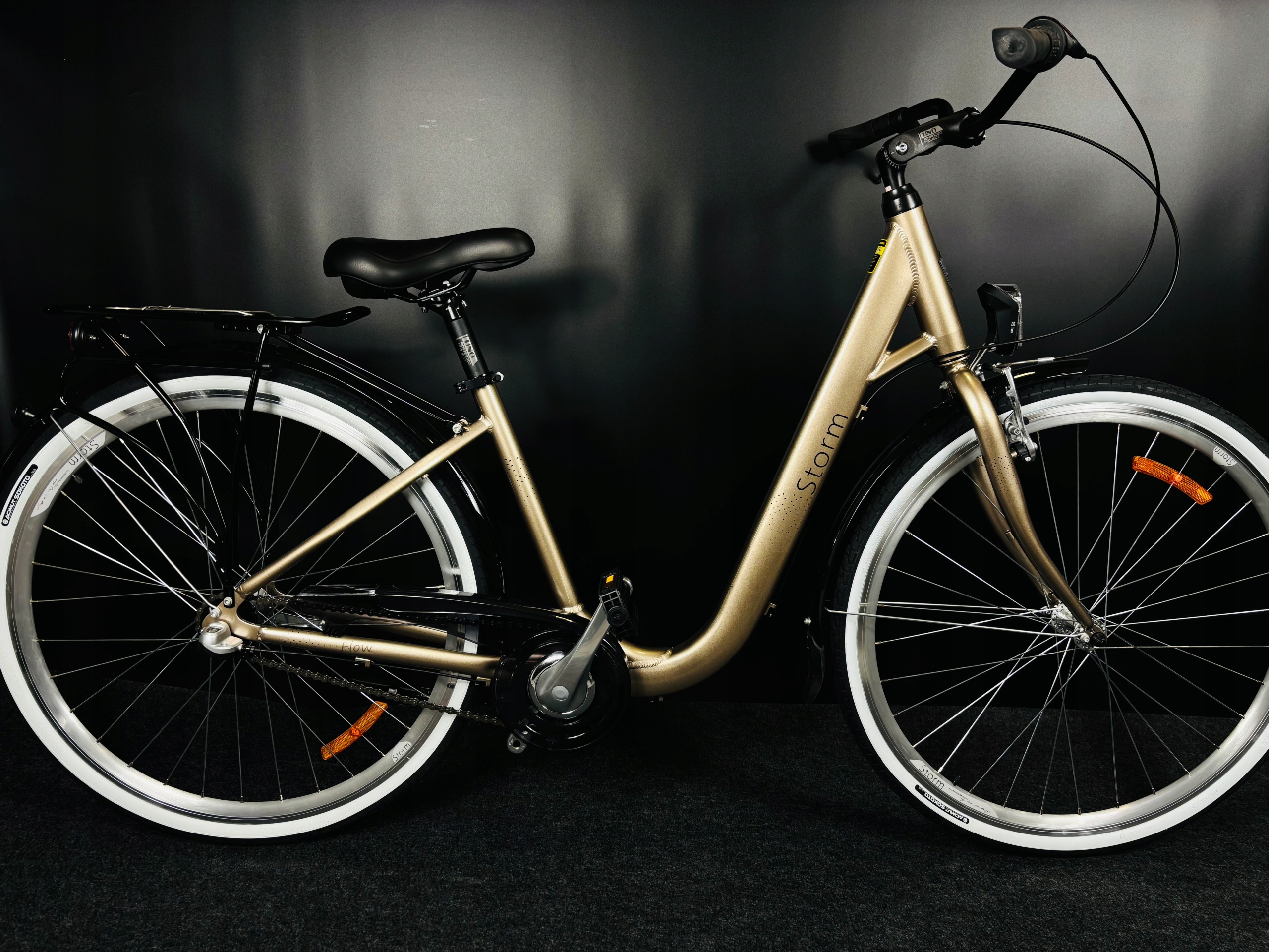 Rower Storm Flow 3S, obniżona rama, rama 17 cali, koło 28, złoty