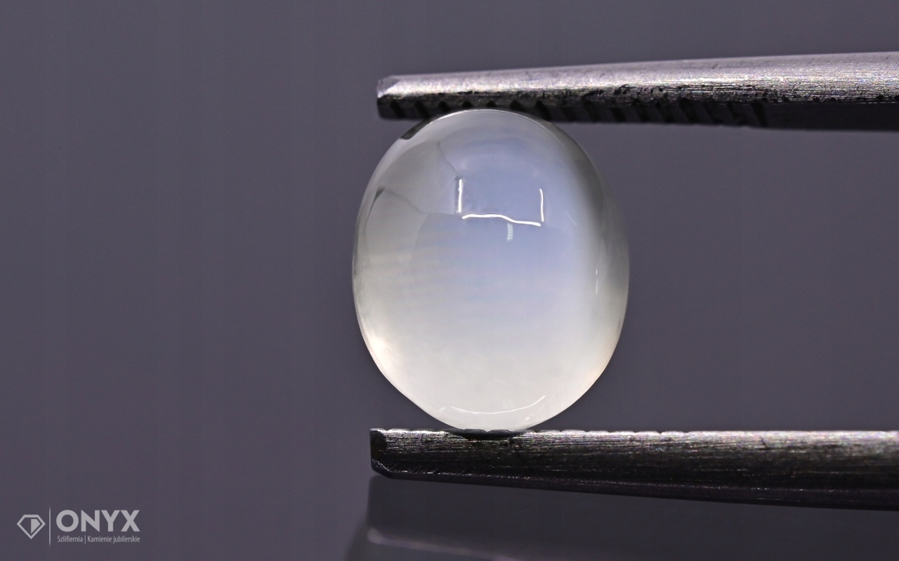 Měsíční kámen kabošon ovál 8x7 mm