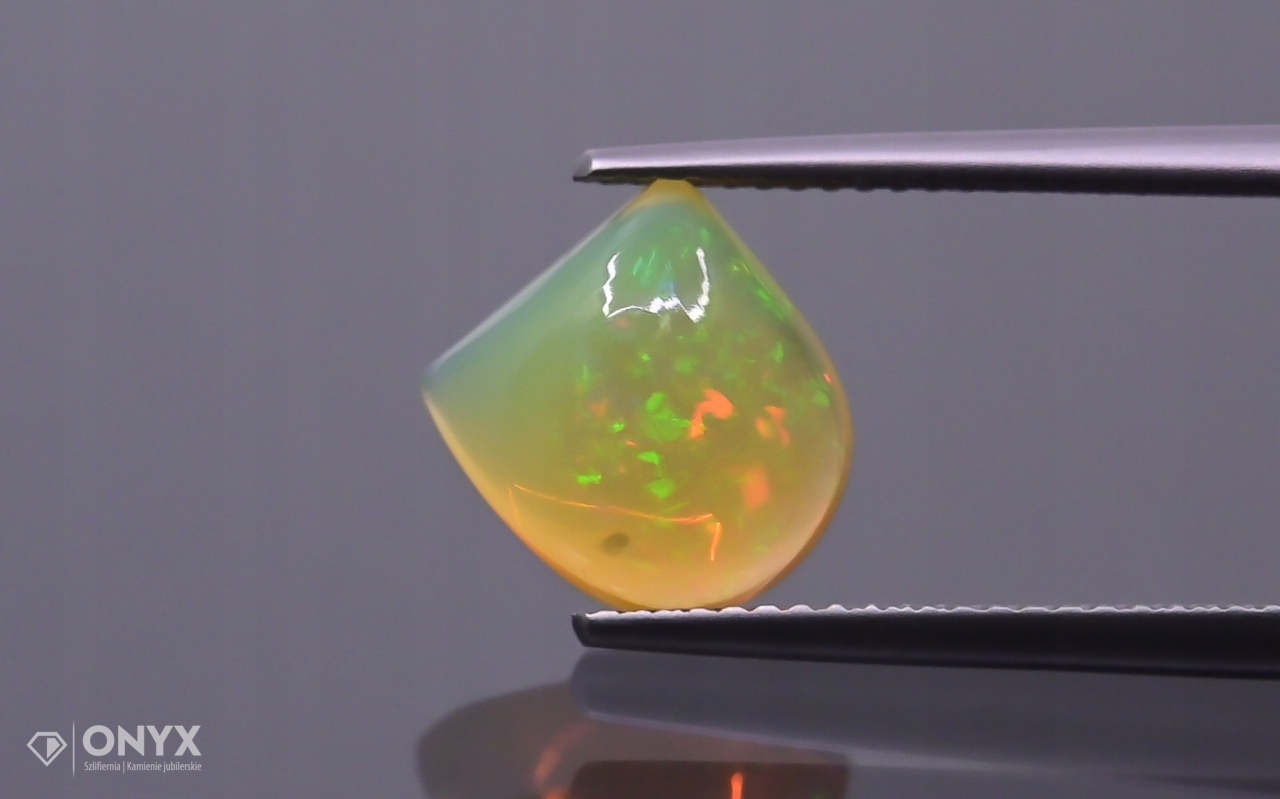 Opál z Etiopie kabošon nepravidelný 9,5x9 mm