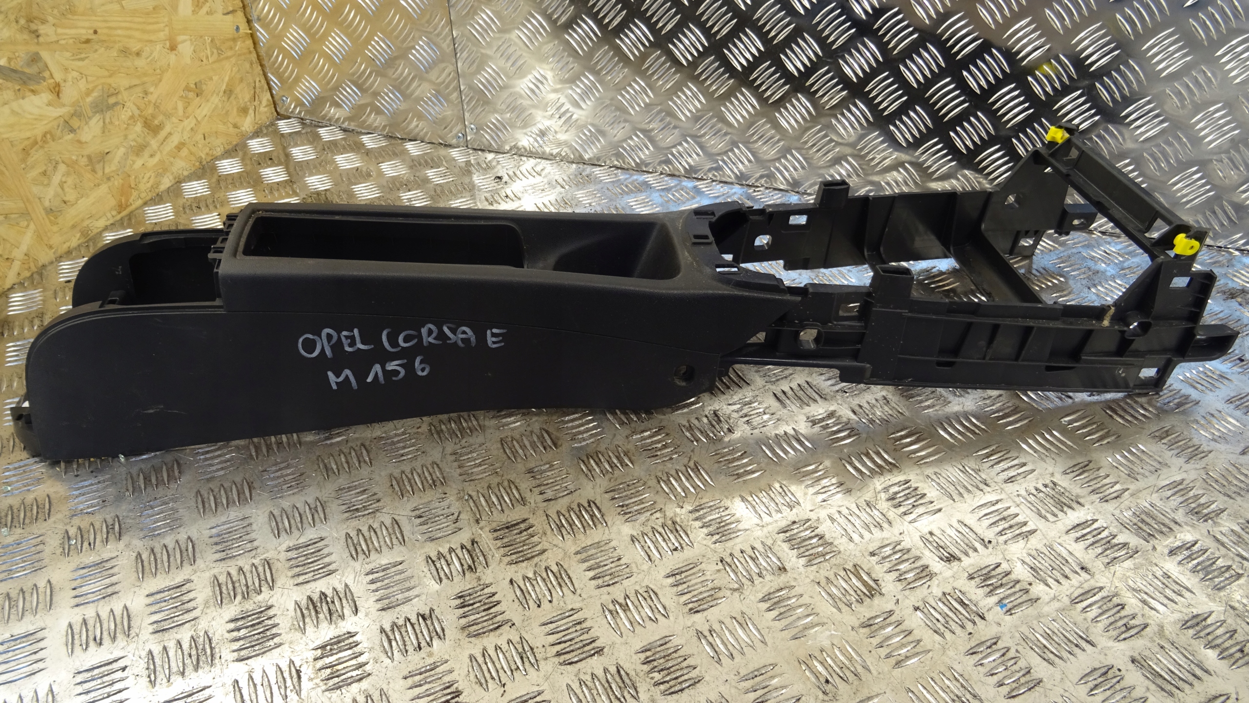 Tunel mitte Opel Corsa E 460029937 nr M156