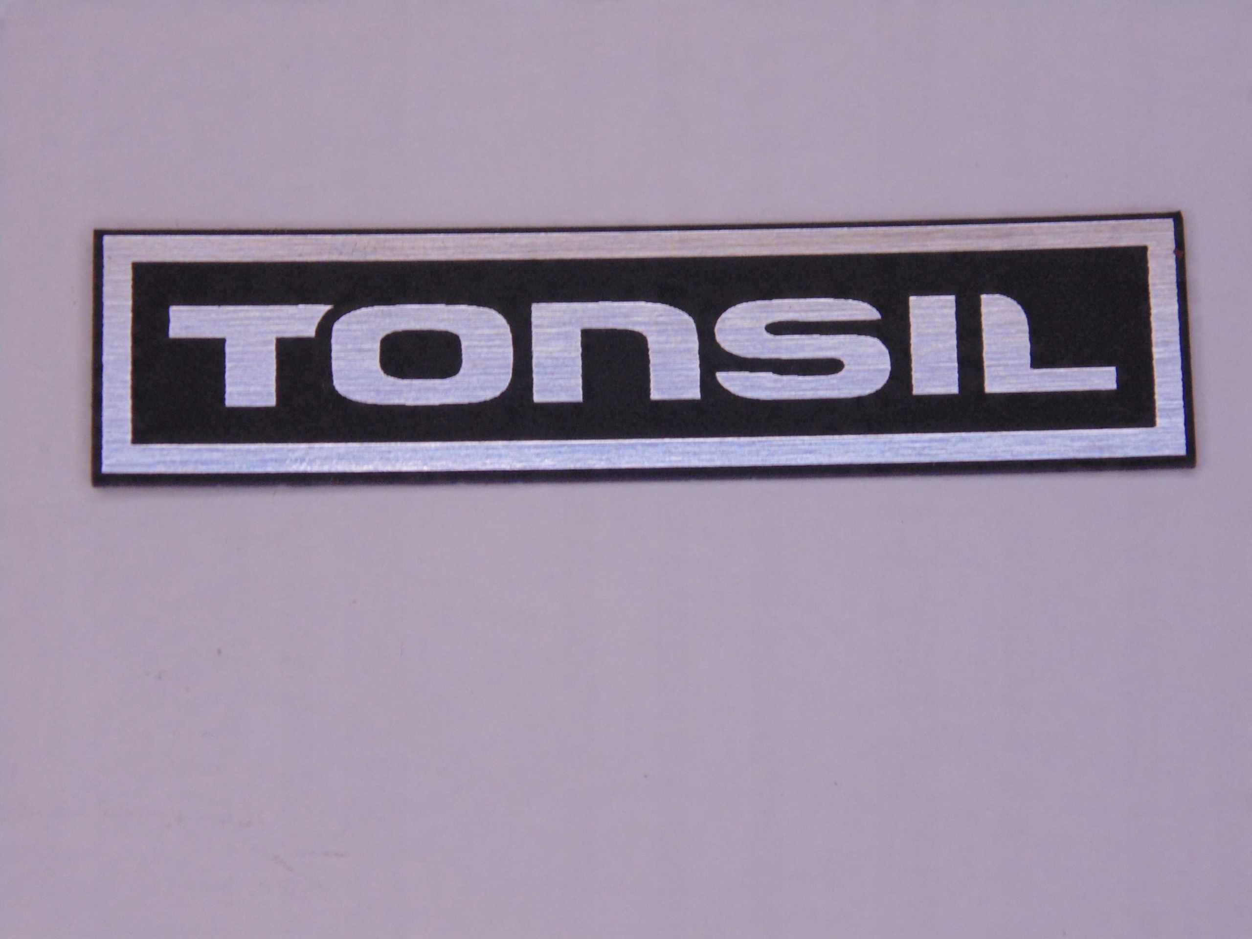 

Tonsil naklejka emblemat 60 x 14 mm * srebrna