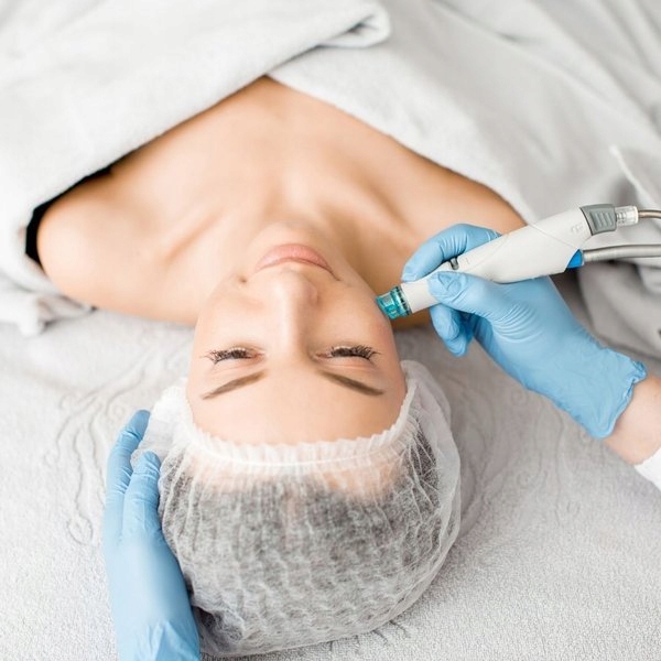 Jednorazowe czepki włókninowe 100 szt czepek Kolor dominujący biały