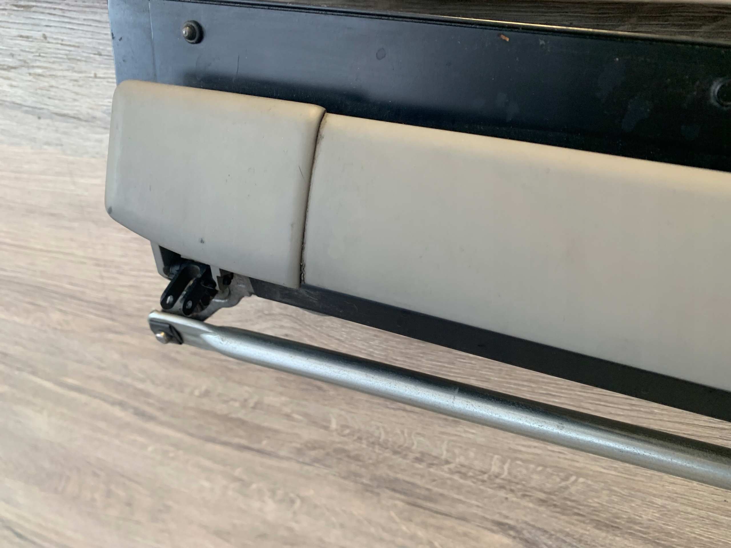 ROLETA BAGAŻNIKA TYŁ ELEKTRYCZNA AUDI A8 D3 Producent części Audi OE