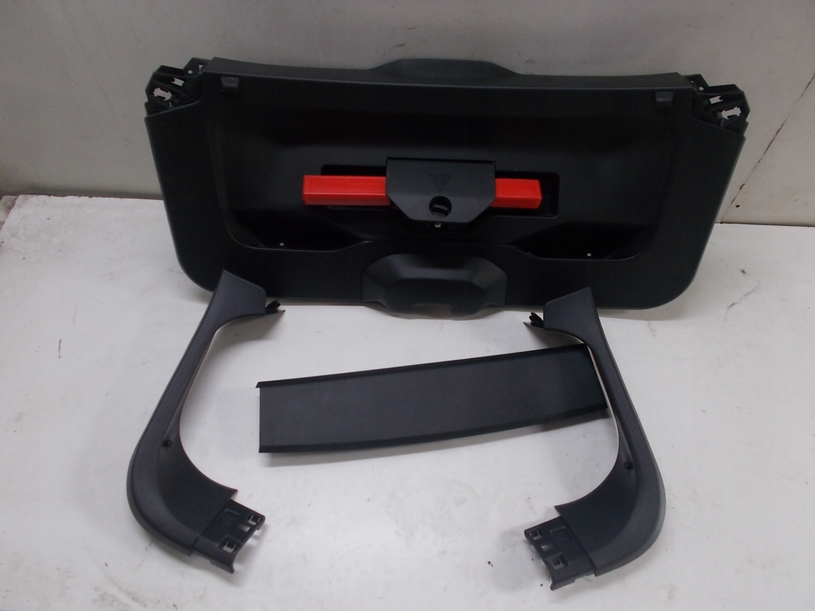 PEUGEOT 2008 II OSŁONA KLAPY BAGAŻNIKA