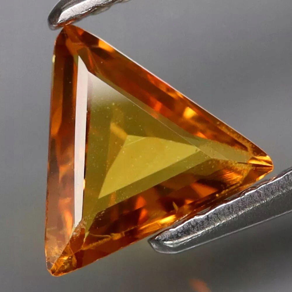 Safír 0.67ct Oranžový trojúhelník eCertifikát Wbd