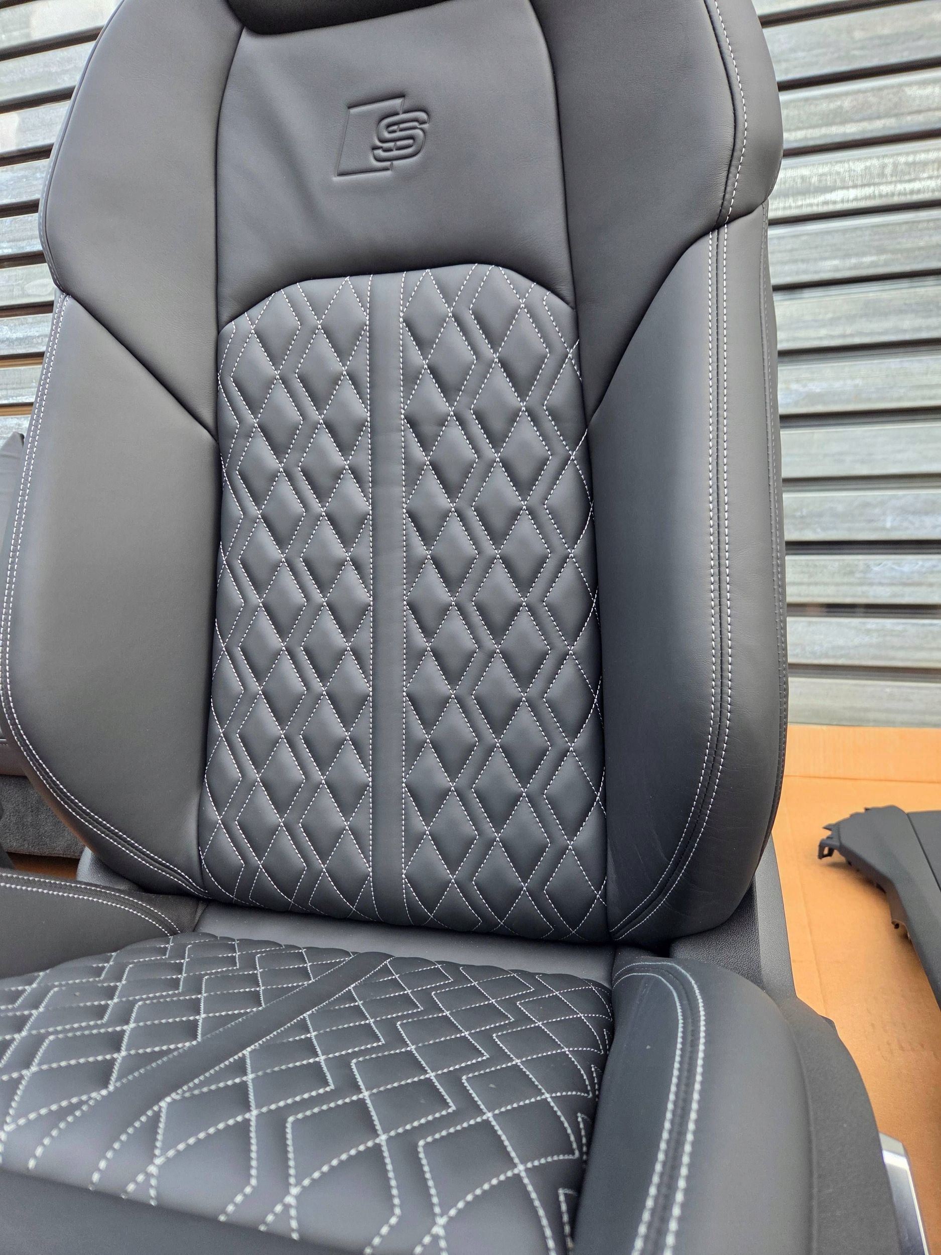 Audi Q8 E-TRON SPORTBACK s 4KE бочки подлокотник кожа