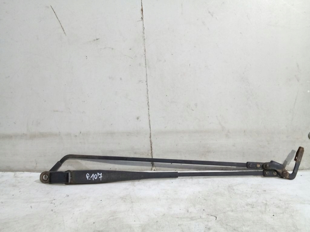 Peugeot 107 wiper arm front