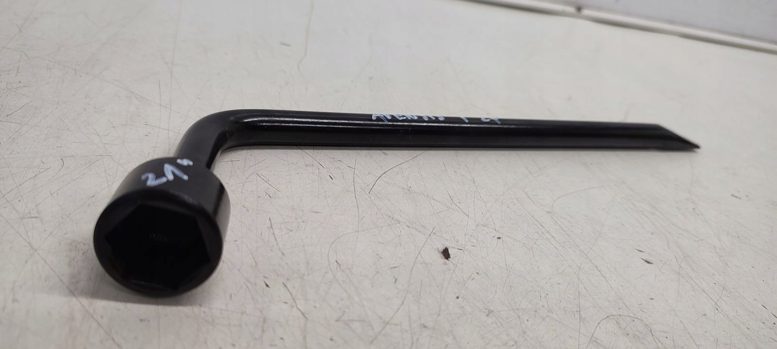 lock with key do der Räder 21 Toyota Avensis T27