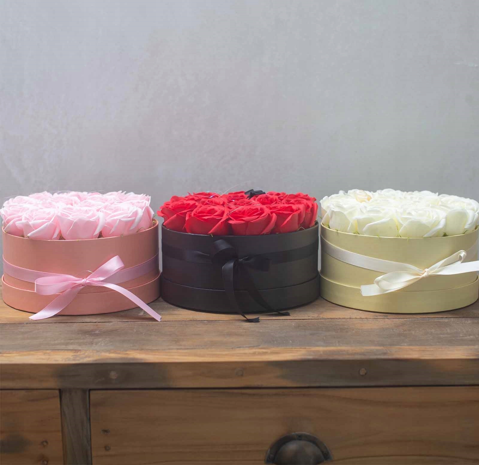 Mydlany Flower Box - 14 Kremowych Róż w Pudełku Wysokość 15 cm