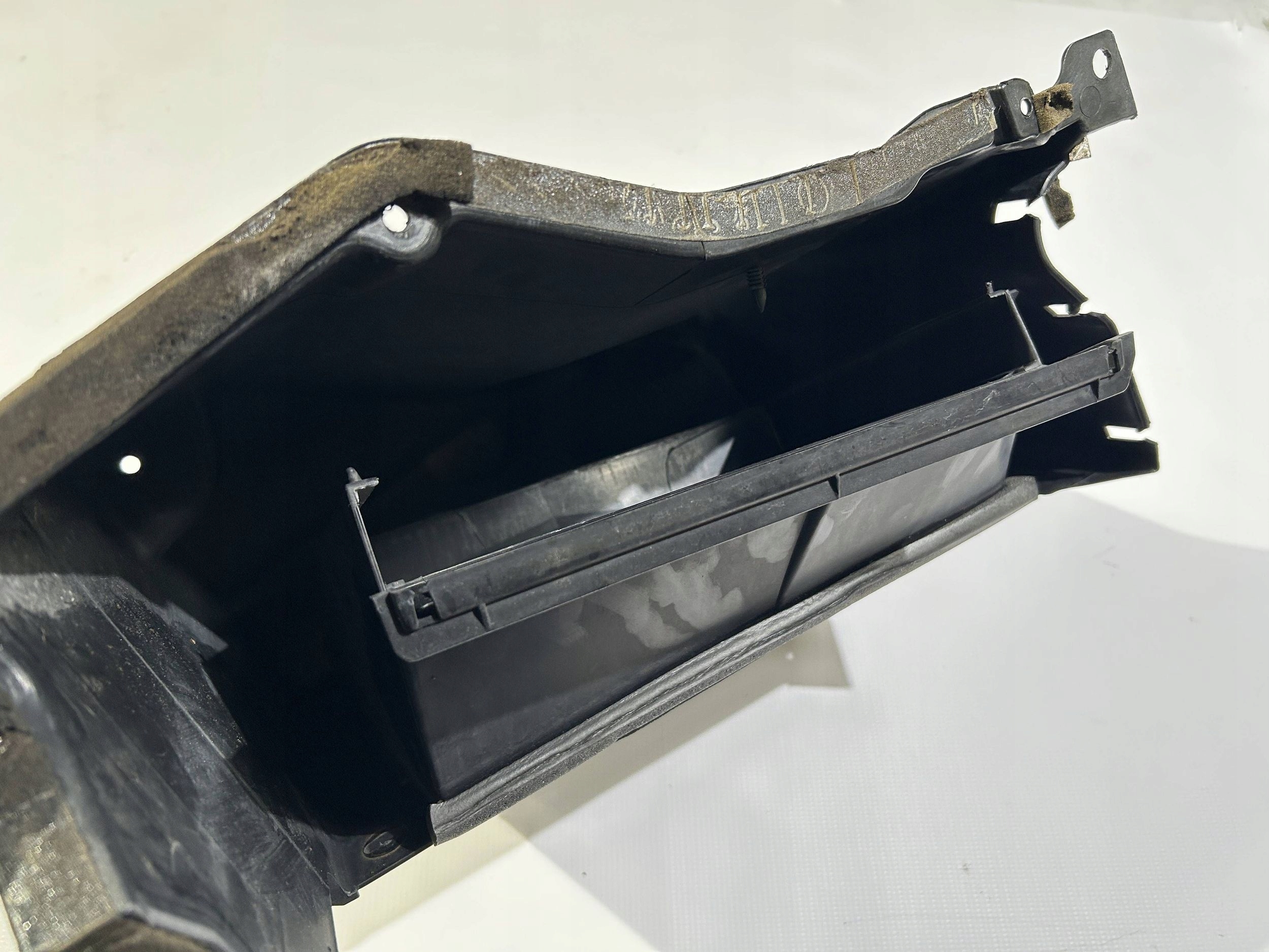 cover of a filter, cab filter cab Dodge Charger Challenger 2015+