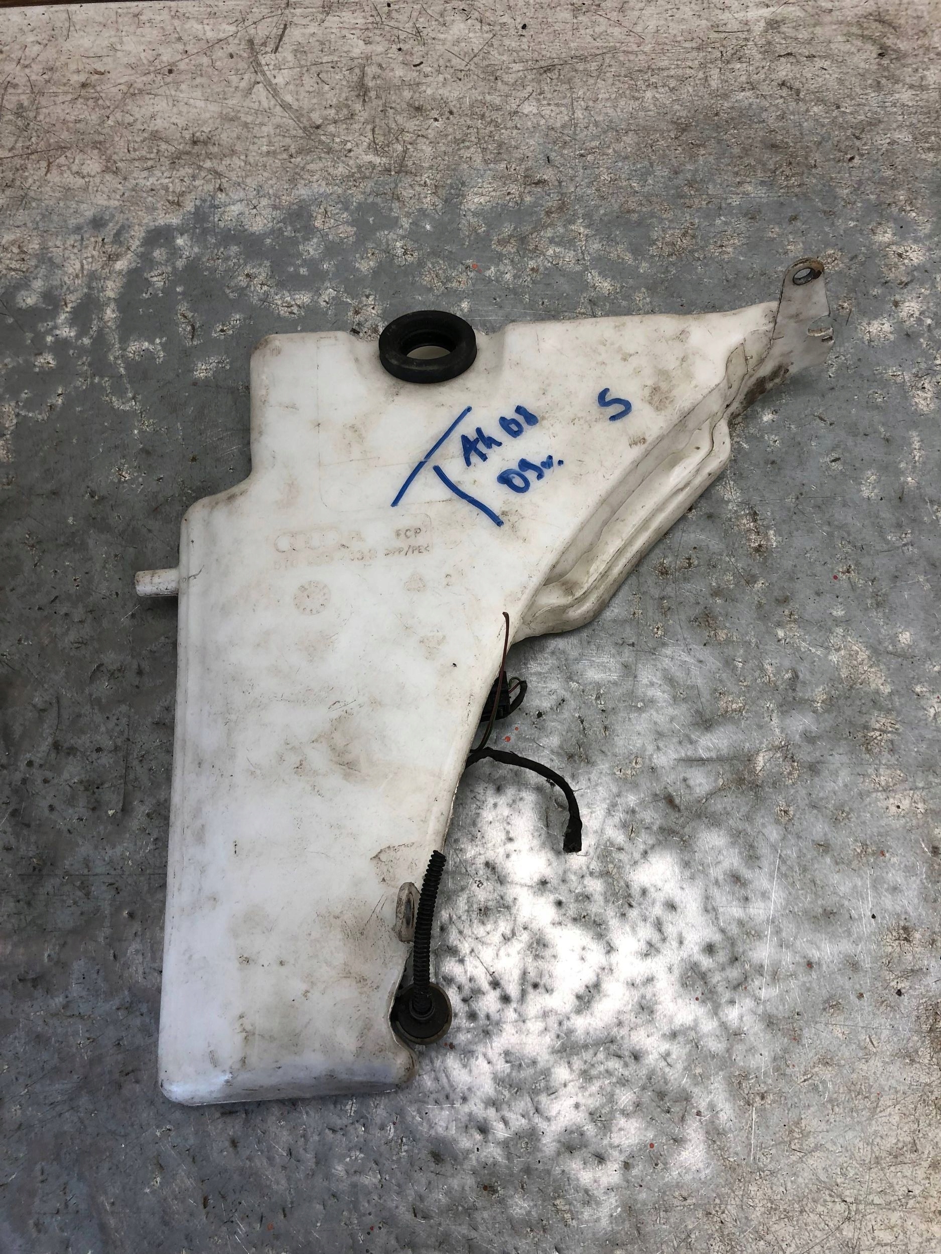 washer fluid tank AUDI A4 B8 KOMBI 8T0955453B