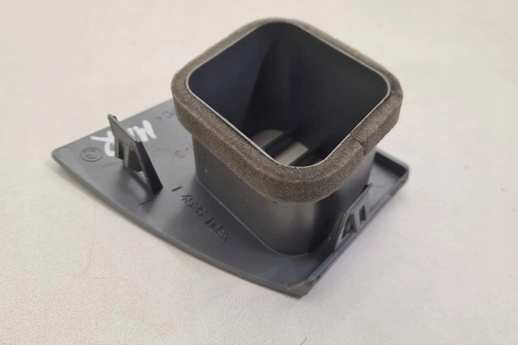 воздуховод (дефлектор) центральной консоли 7 (E65, E66, E67) 7007147 4.8бензин 2006