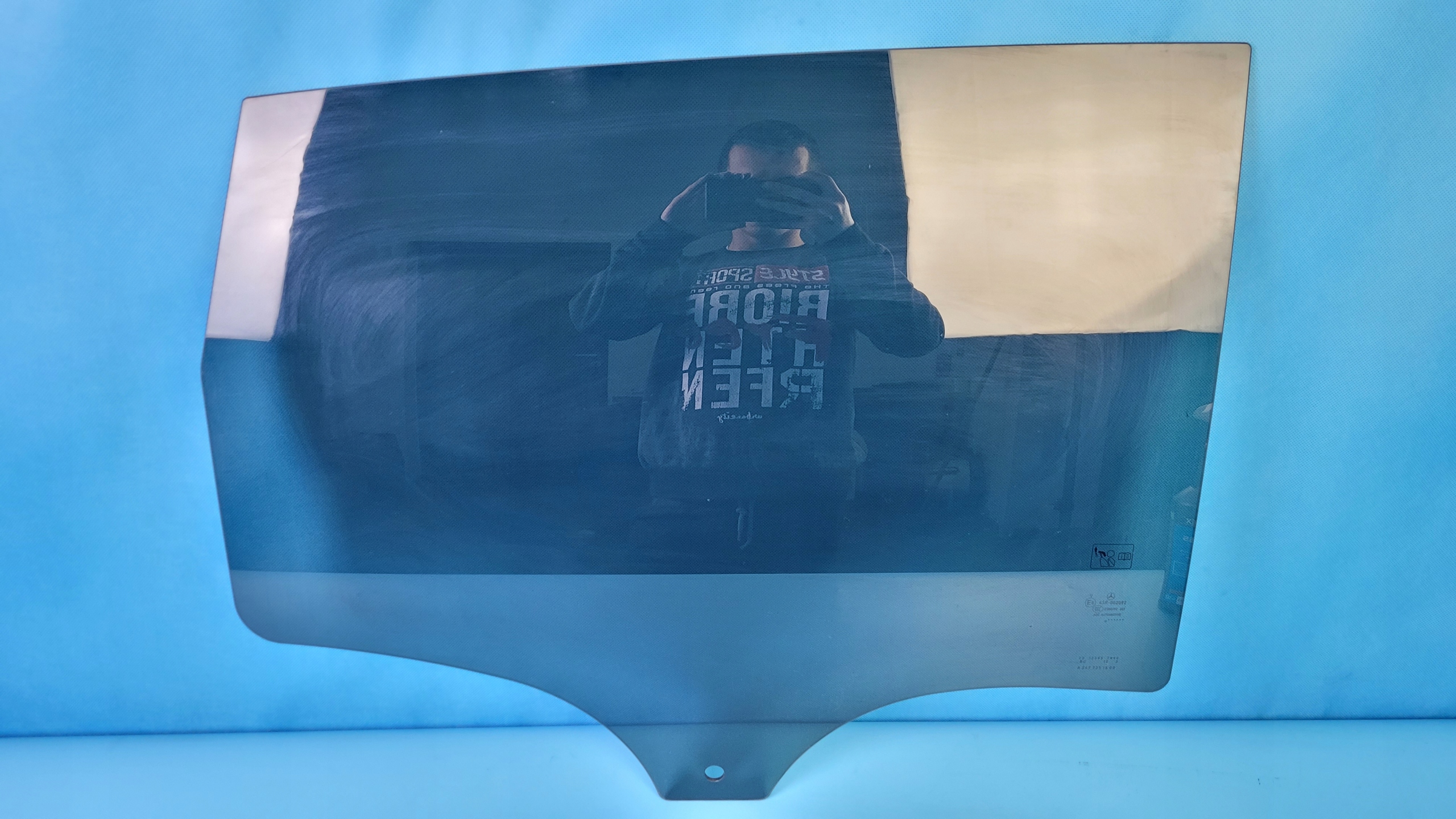 2477351600 - W247 стекло двери правый задний 2019r A2477351600