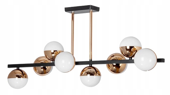 Velká lampa s zlatými stínítky pro osvětlení rodinného stolu