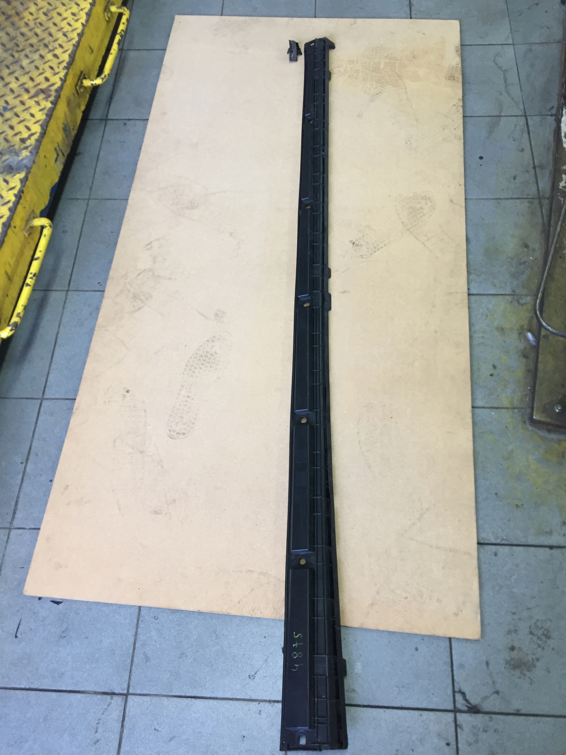 8v4854536a - AUDI RS3 LIFT 19-ОБШИВКА ПІД ПРАВИМ ПОРОГОМ