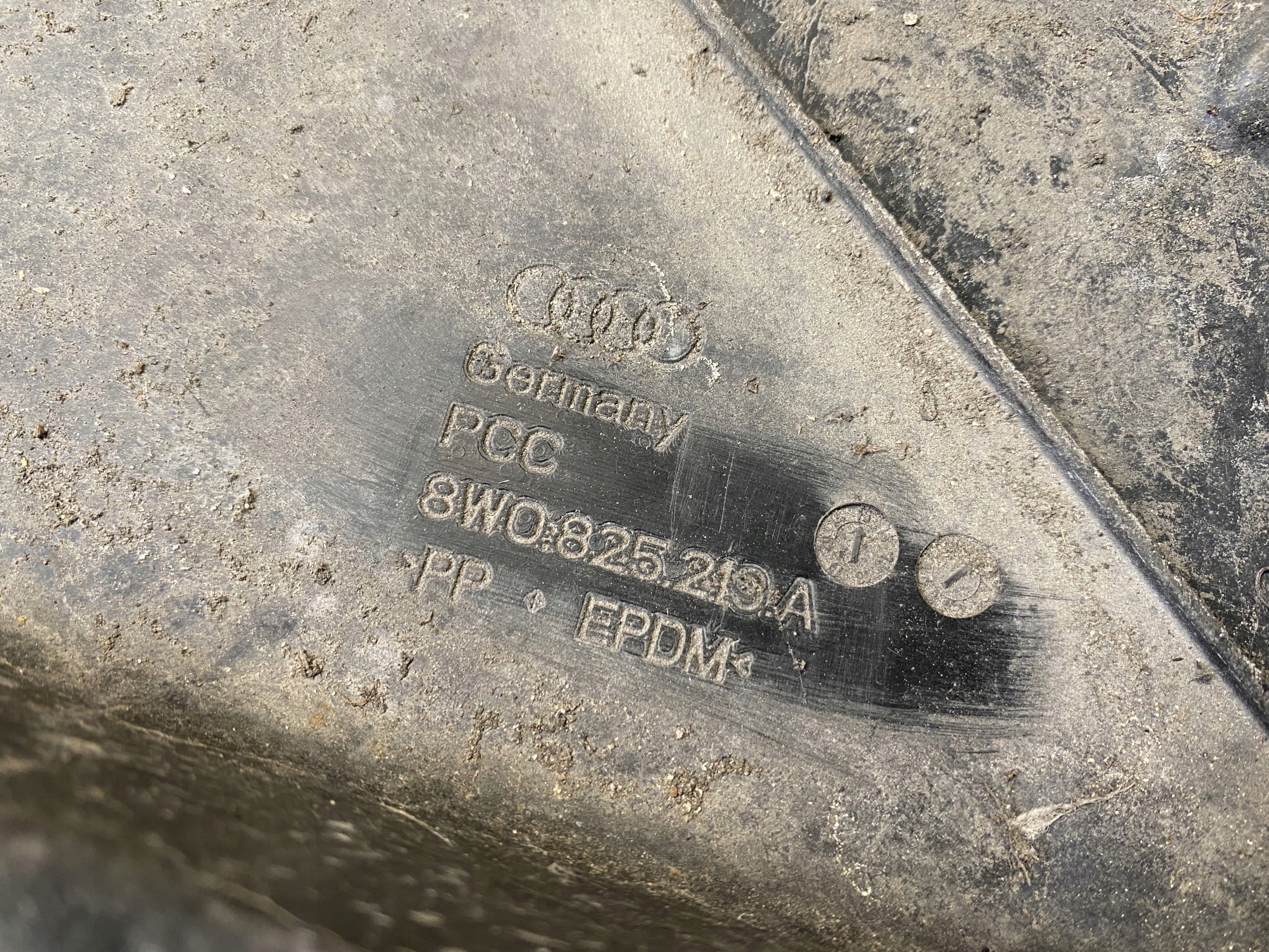 AUDI A4 B9 8W Blende Abdeckung Unterfahrschutz 8W0825219A