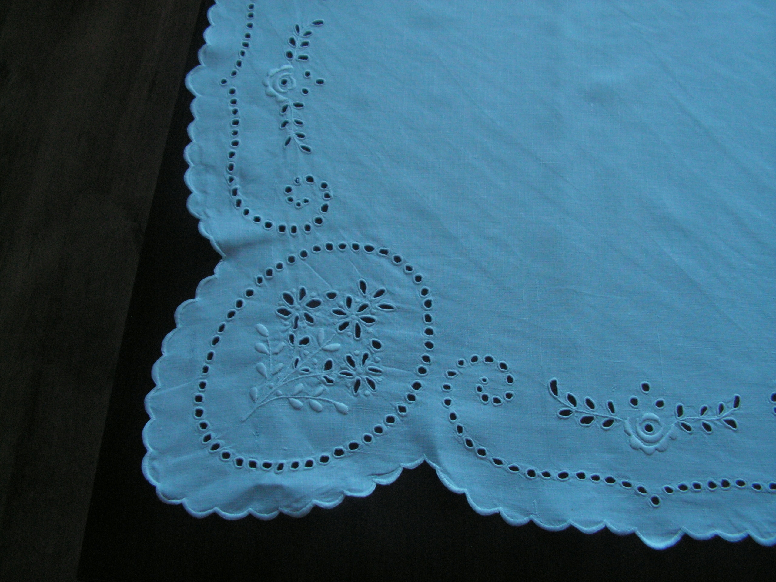 Милая Вышитая Скатерть