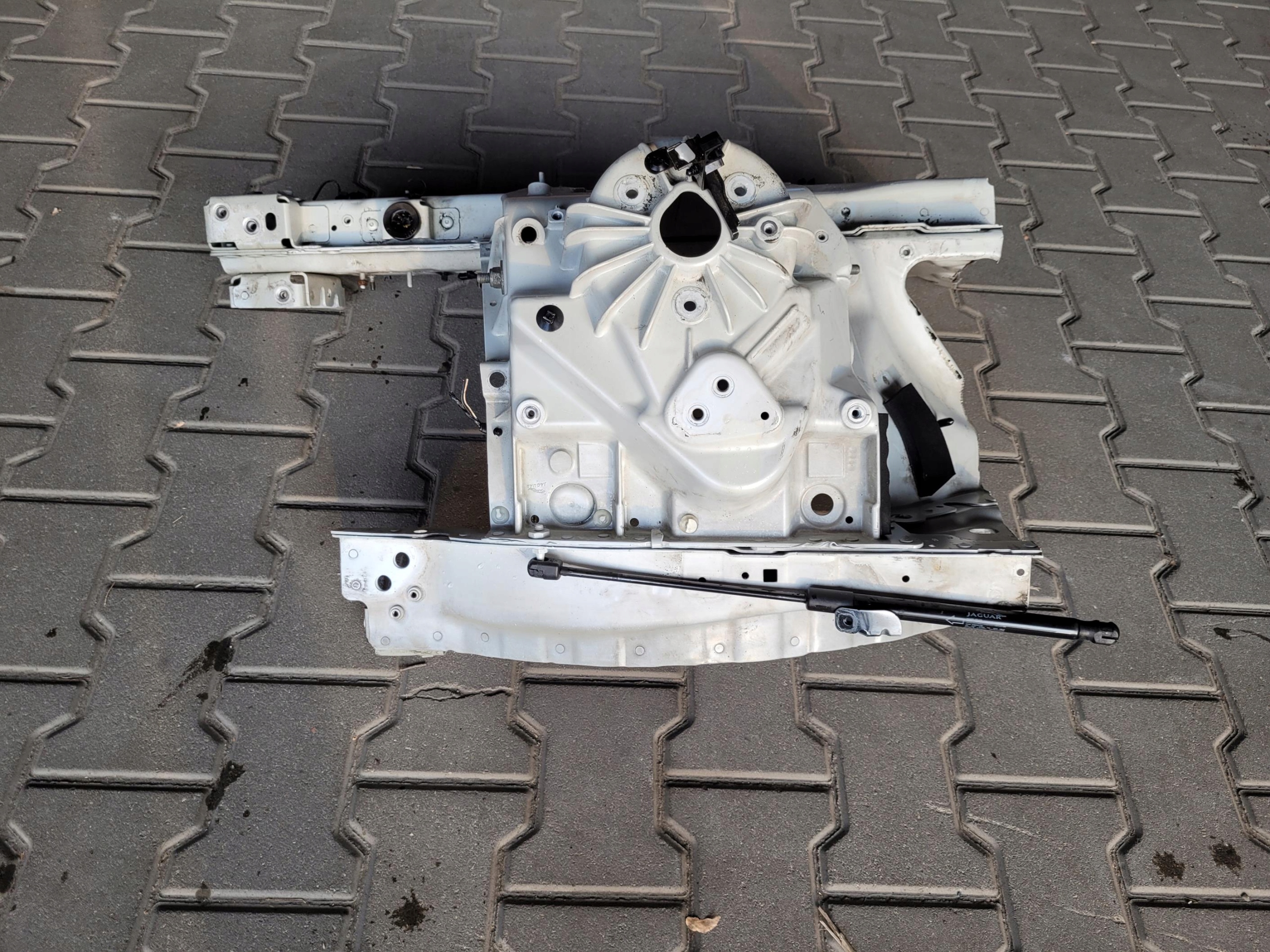 quarter front left right JAGUAR XE X760 NAK GLACIER WHITE