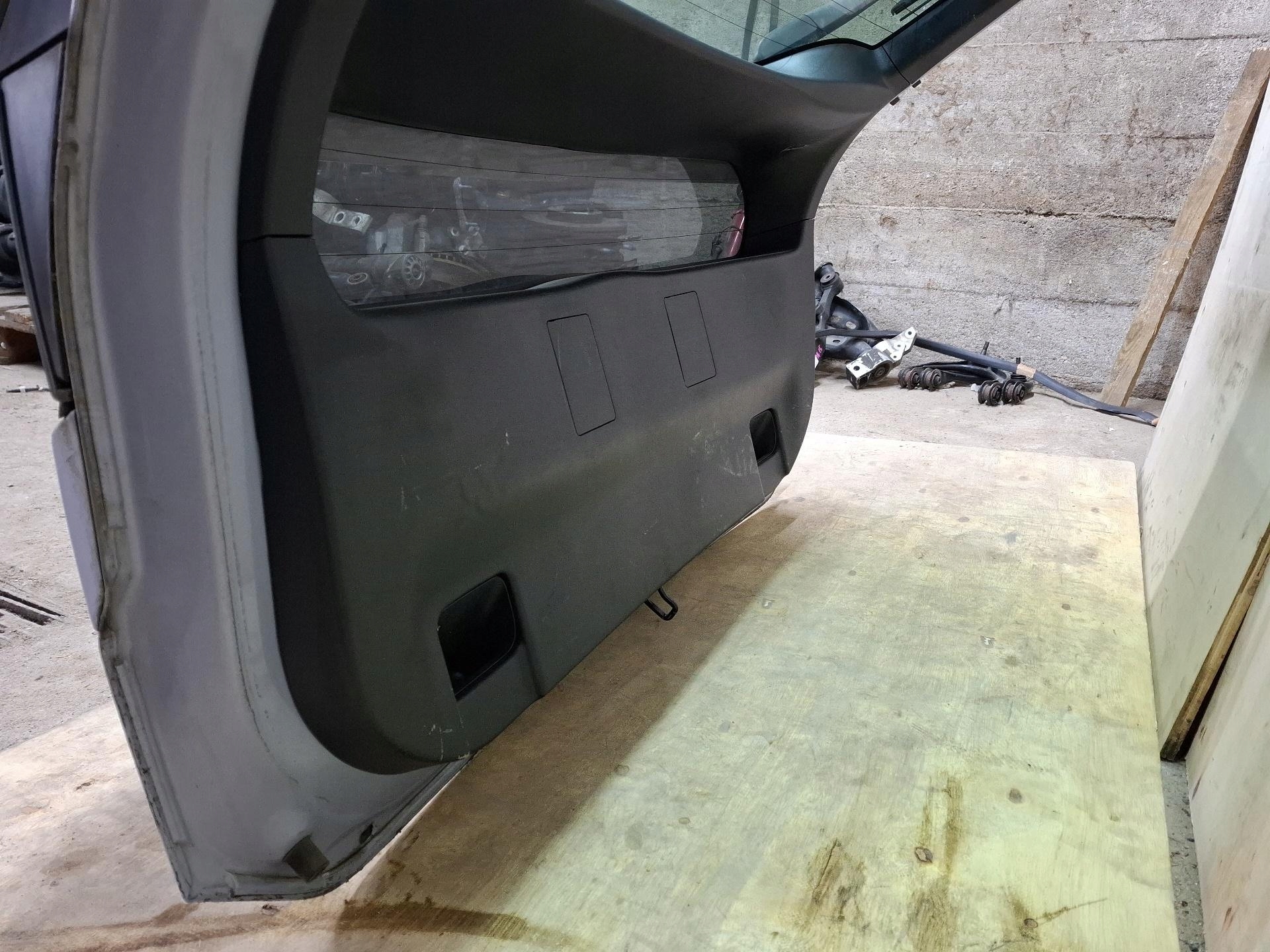 rear trunk door boot Toyota Prius 3 XW30 2011