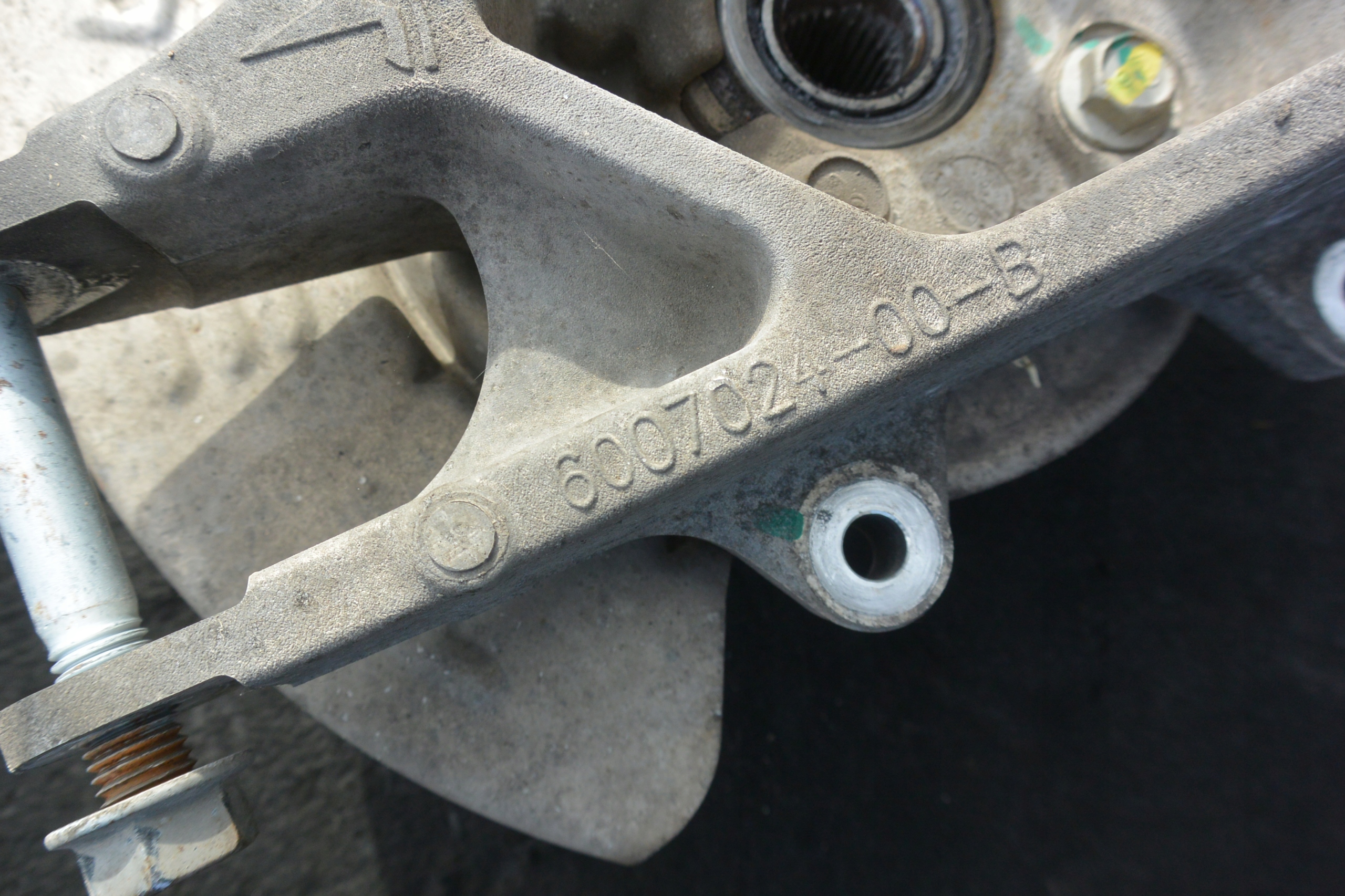 поворотный кулак левый tesla MODEL S P85