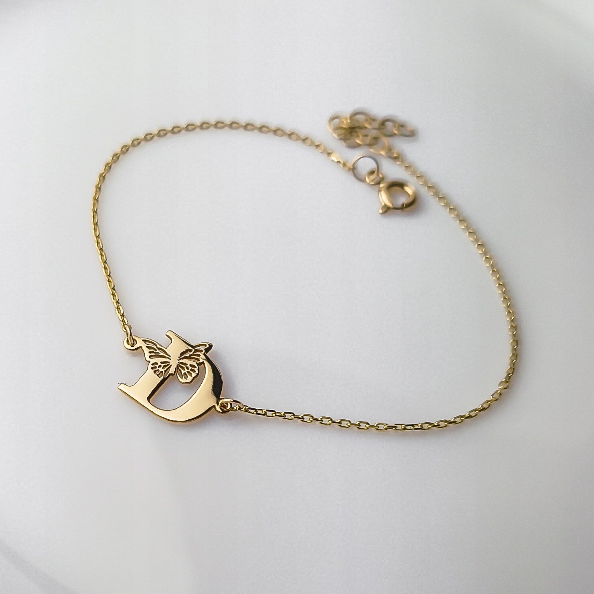 Zlatý náramek s písmenem D a motýlkem pr. 585