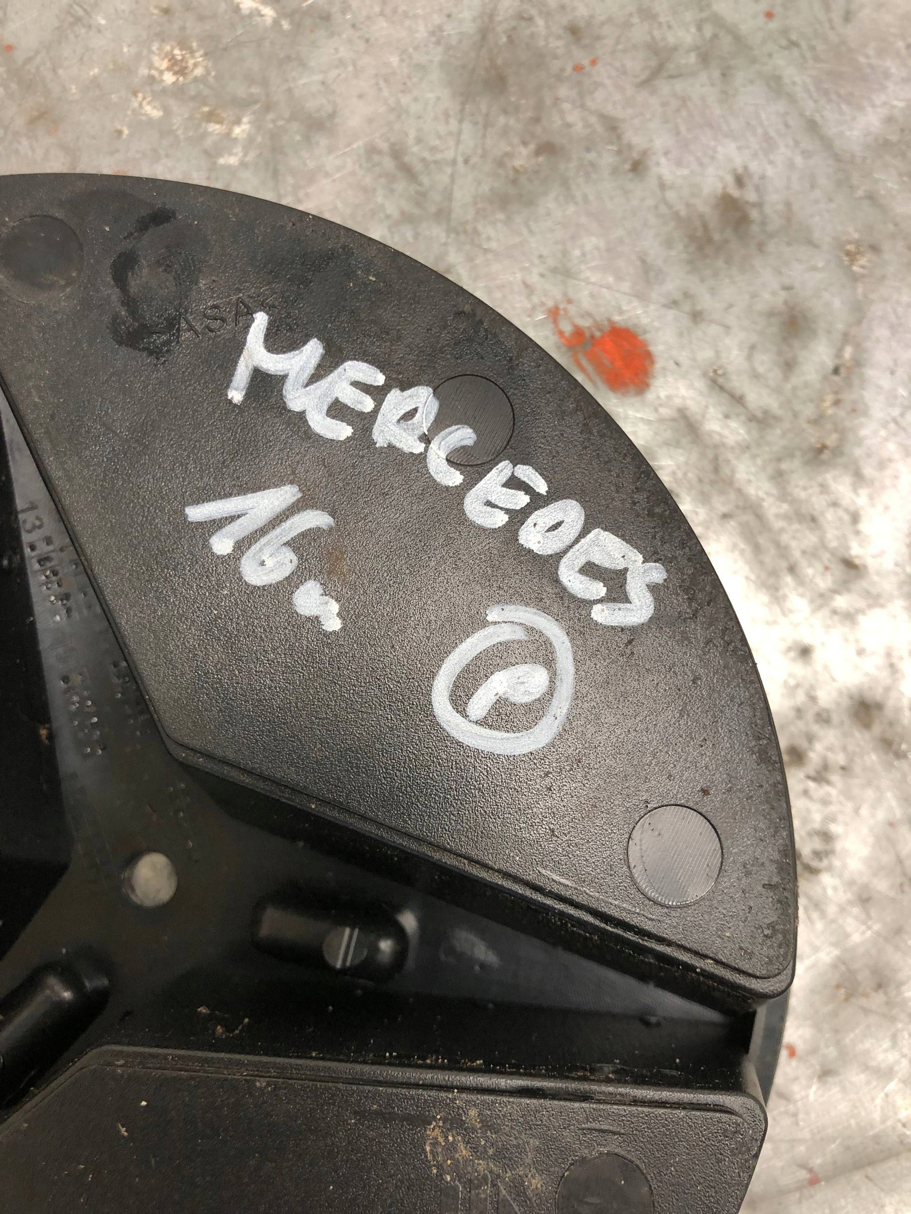 holder ZNACZKA front MERCEDES A0008880060
