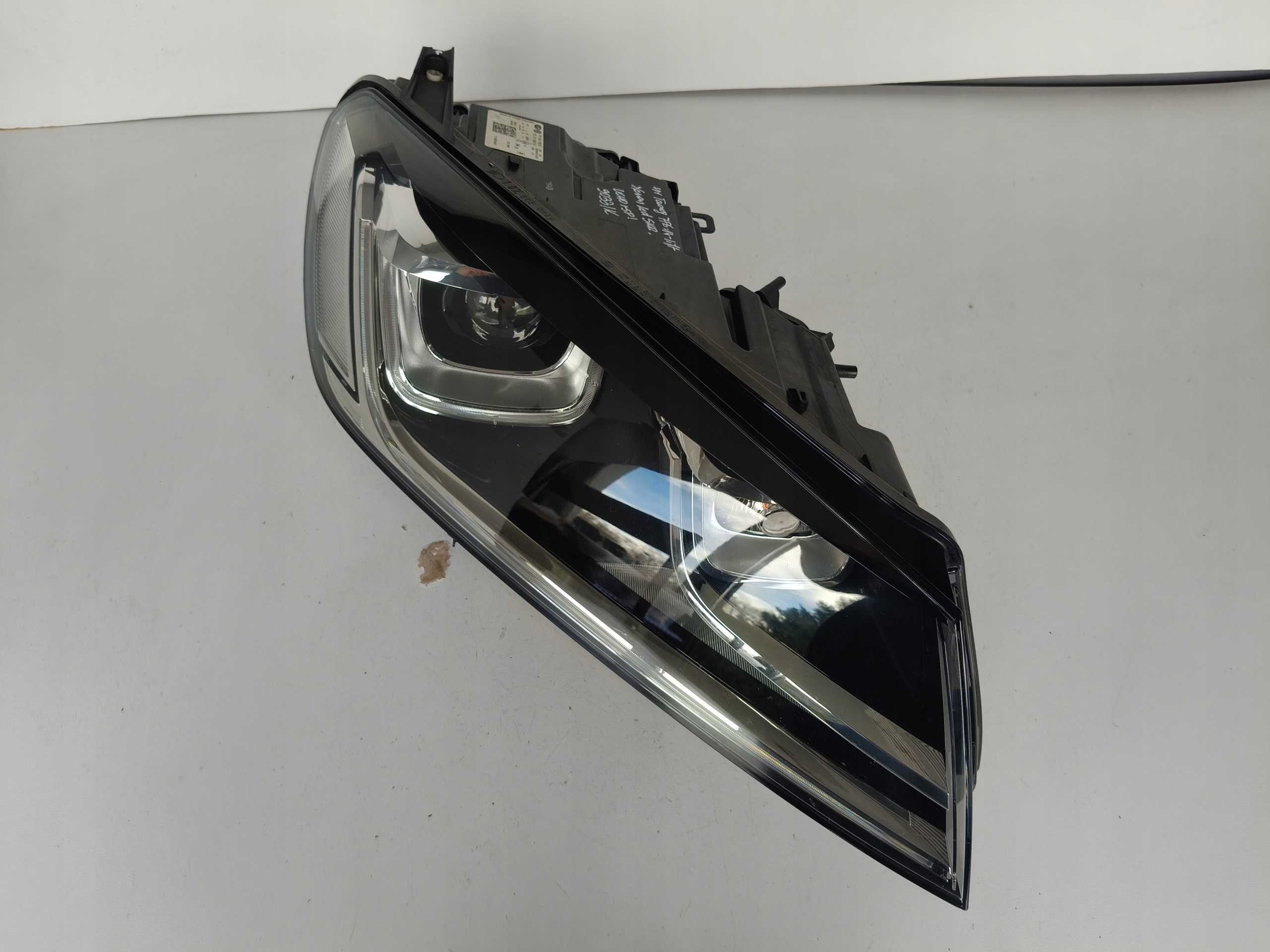 LAMPA PRAWA REFLEKTOR VW TOUAREG 7P6 14- LIFT XENON LED SKRĘTNY Strona zabudowy prawa
