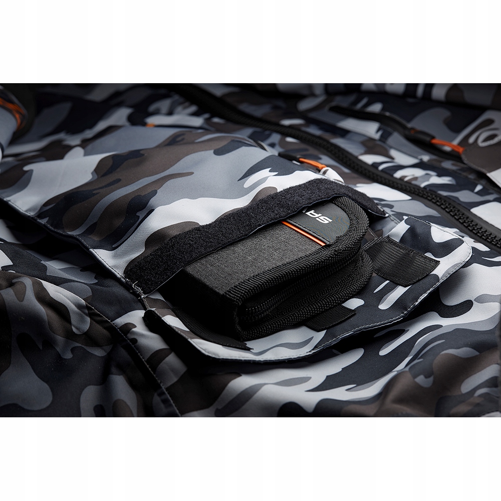 SAVAGE GEAR PORTFEL ZIPPER WALLET 2 NA PRZYNĘTY Kolor srebrny