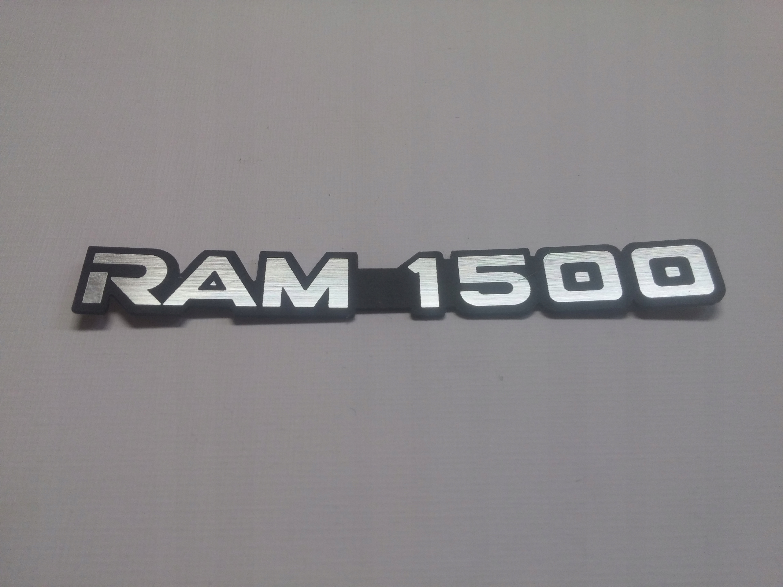 

Dodge Ram 1500 naklejka emblemat 93x11 mm *srebrna