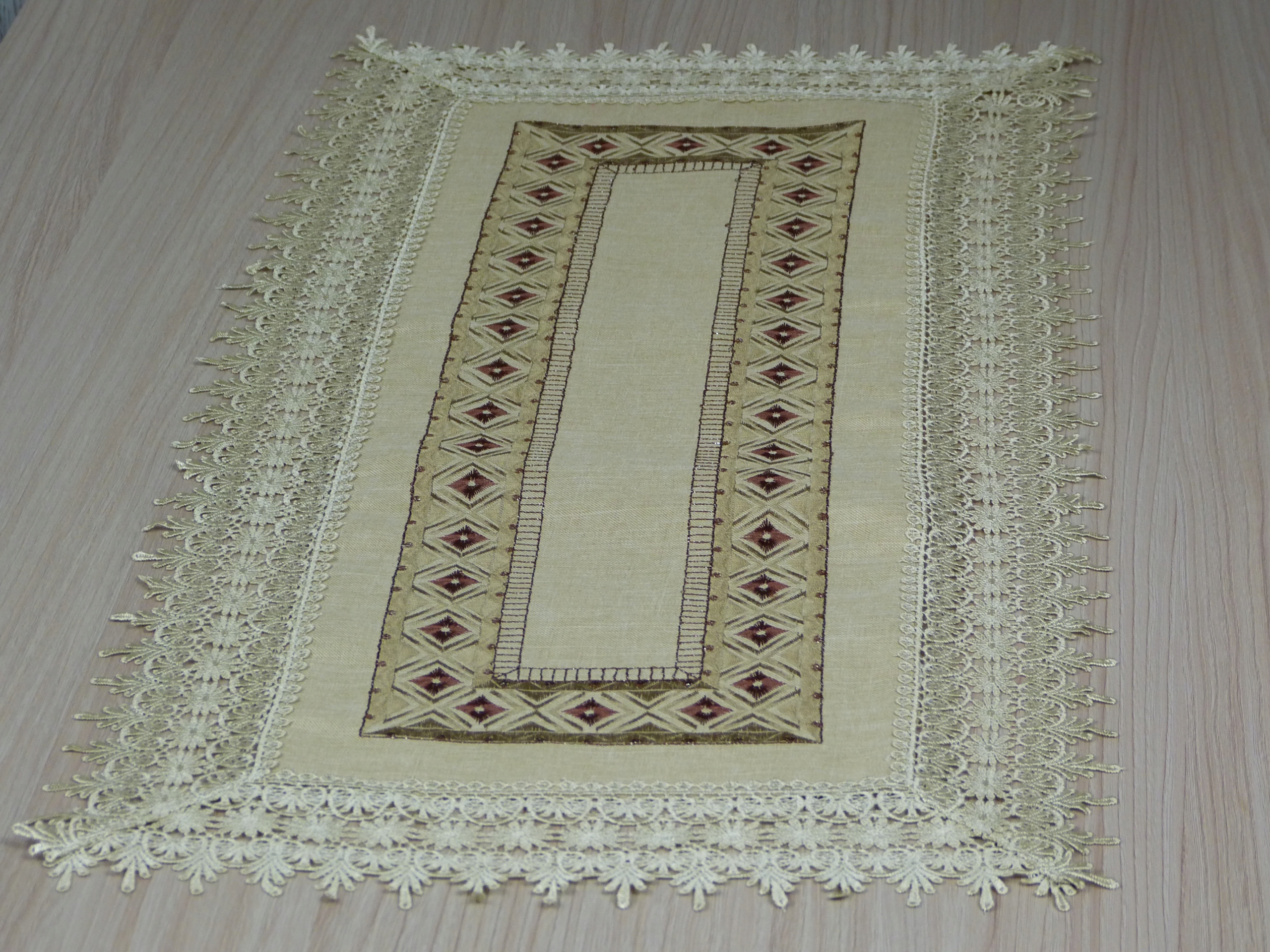 

Bieżnik na ławę z gipiurą 40x85cm beżowy Aztek