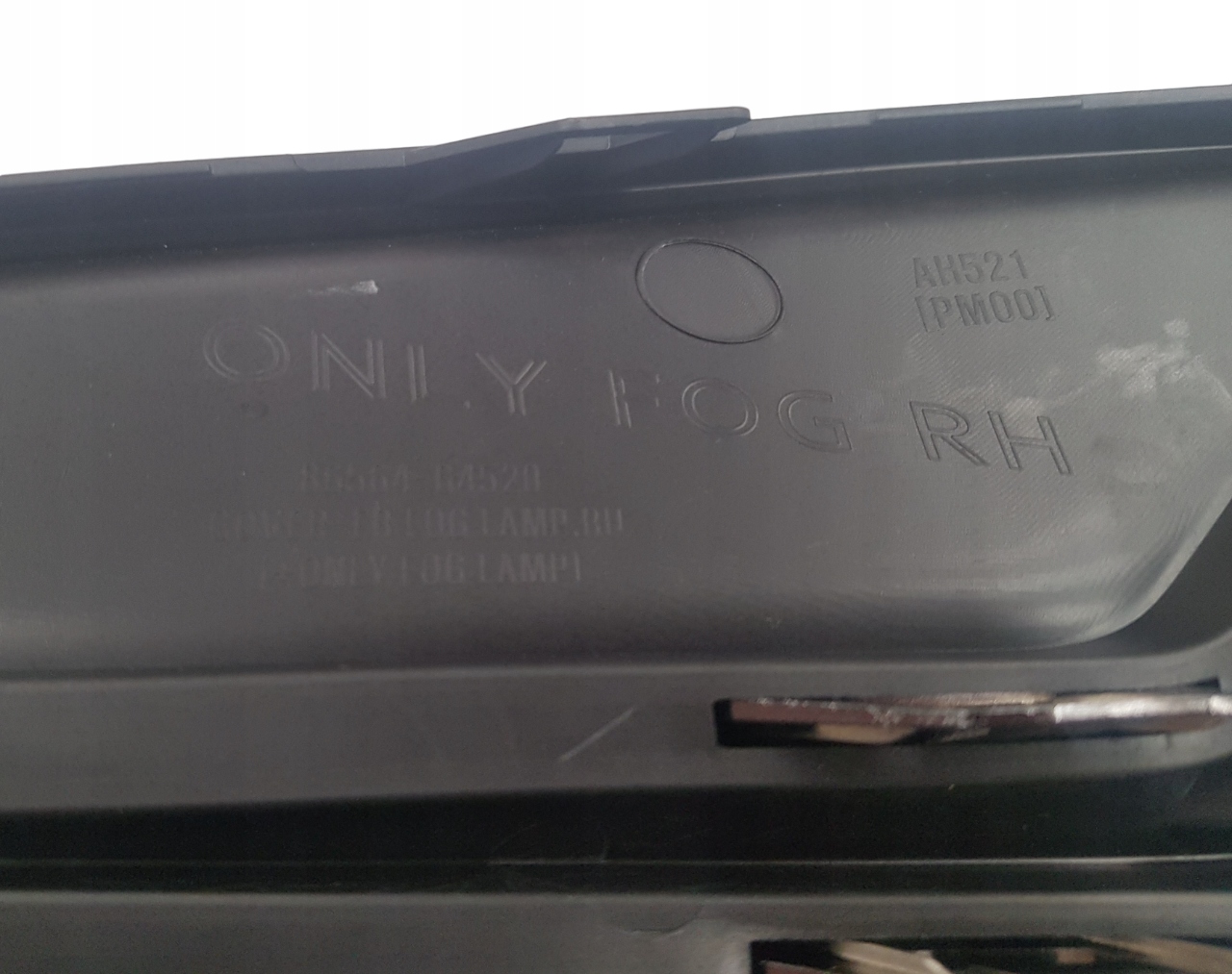 HYUNDAI and 30 III grid of a bumper front right