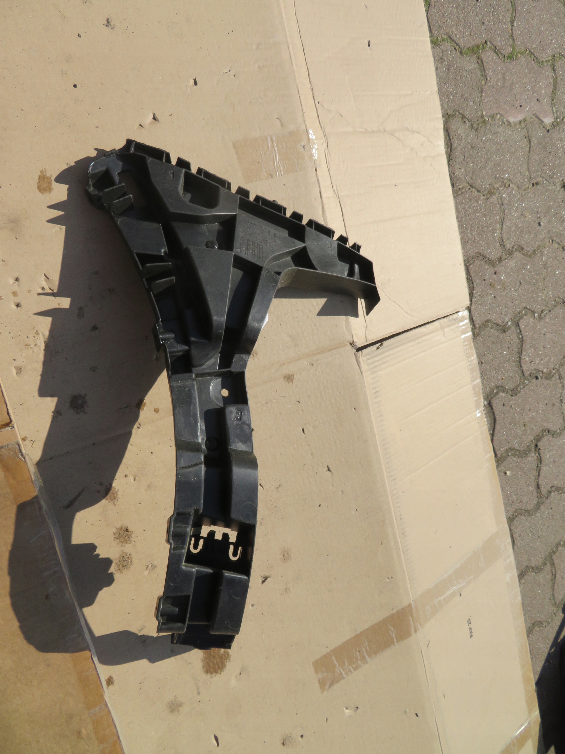 ŚLIZG ZDERZAKA LEWY TYŁ AUDI Q3 8U0807453A