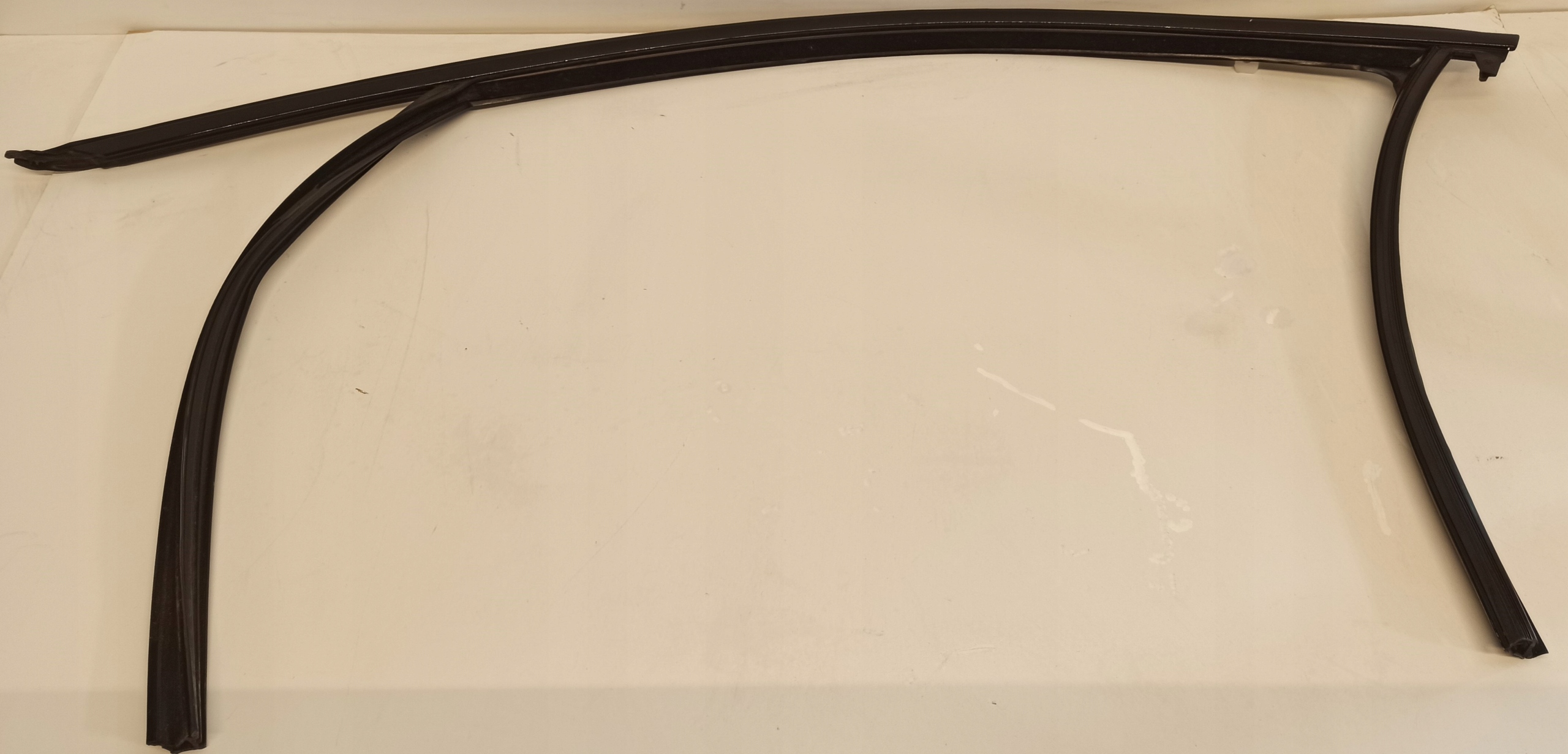 Уплотнитель рамы двери п зд BMW G20 7407403