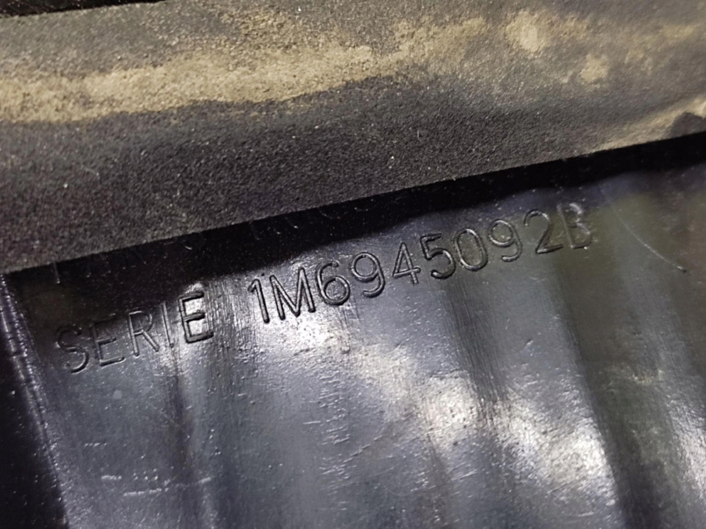 SEAT LEON and light right rear part to the bonnet 1M6945092B