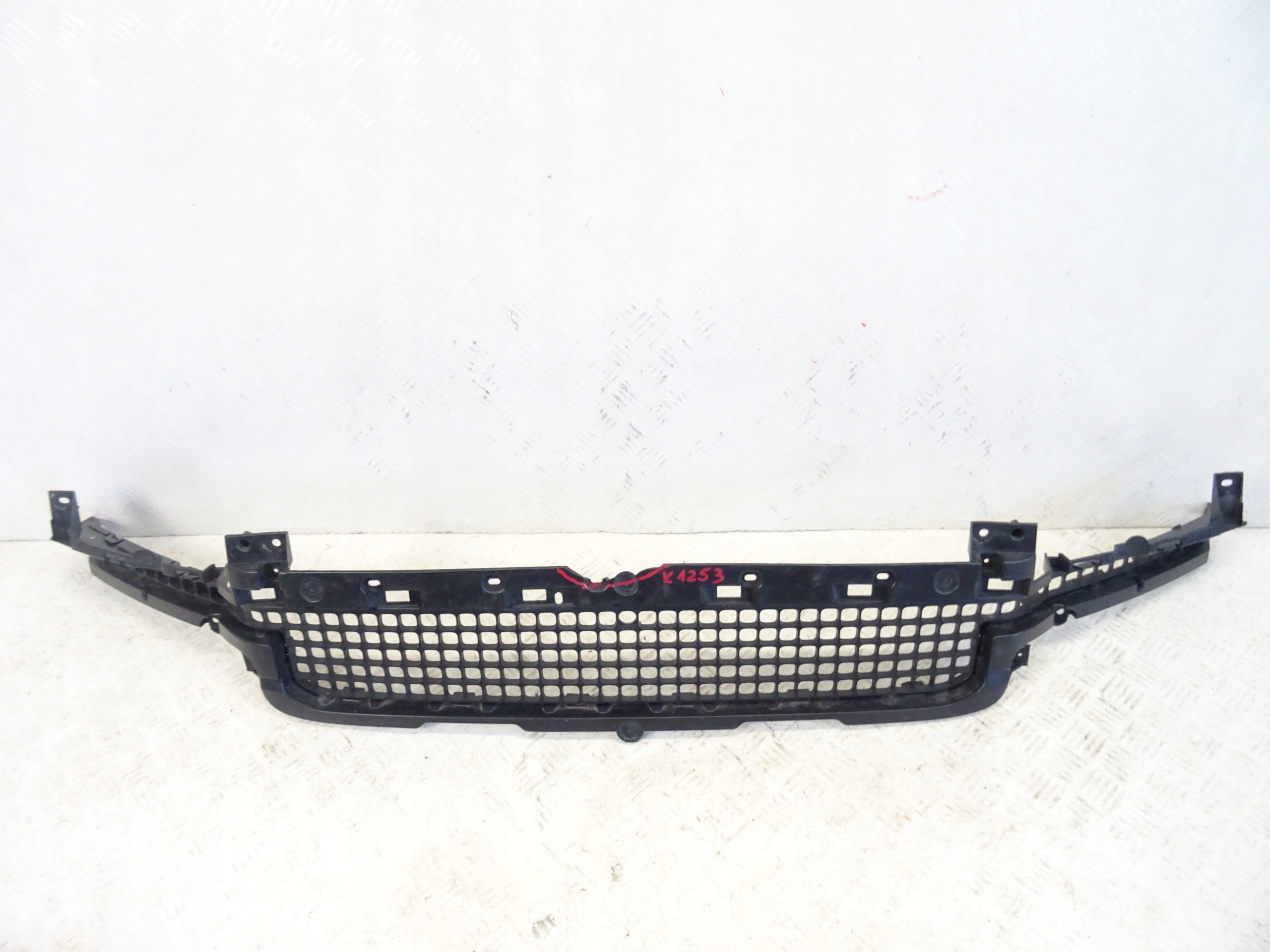 grid of a bumper front front central LAND ROVER DEFENDER L663