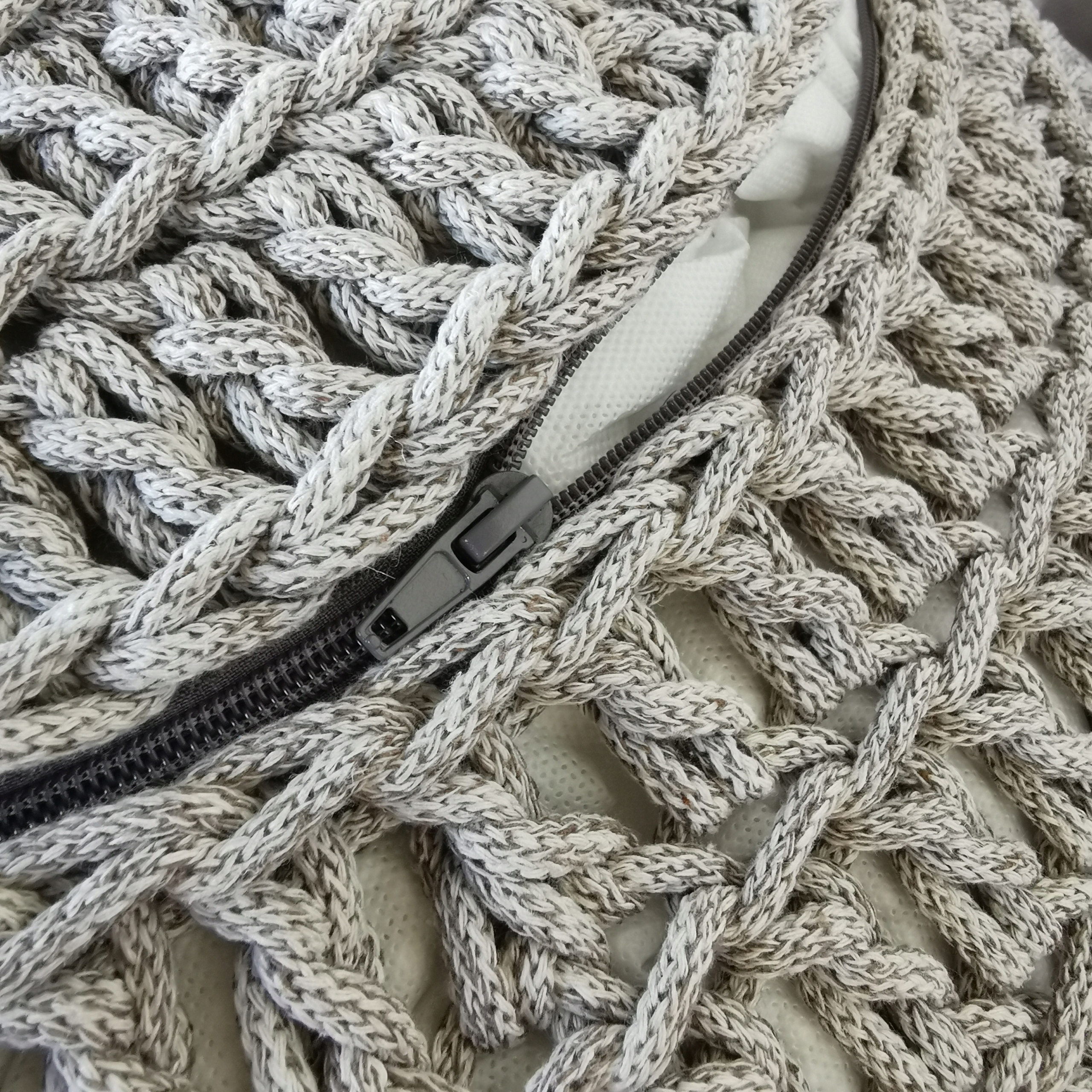 DUŻA PUFA DZIERGANA PLECIONA ZE SZNURKA NA ZAMEK ! Szerokość mebla 55 cm