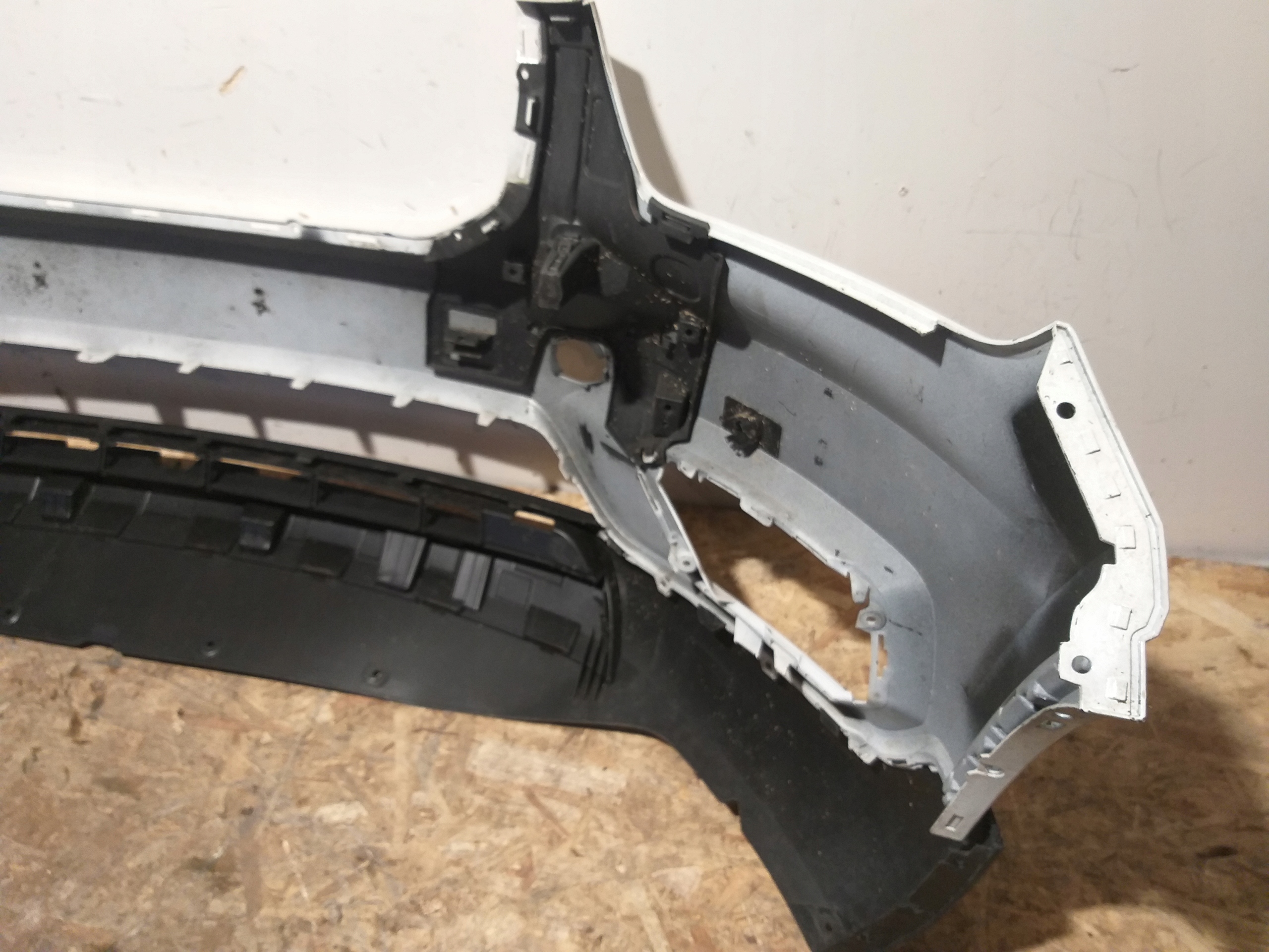nárazník předek 31449359 Volvo CX40 17