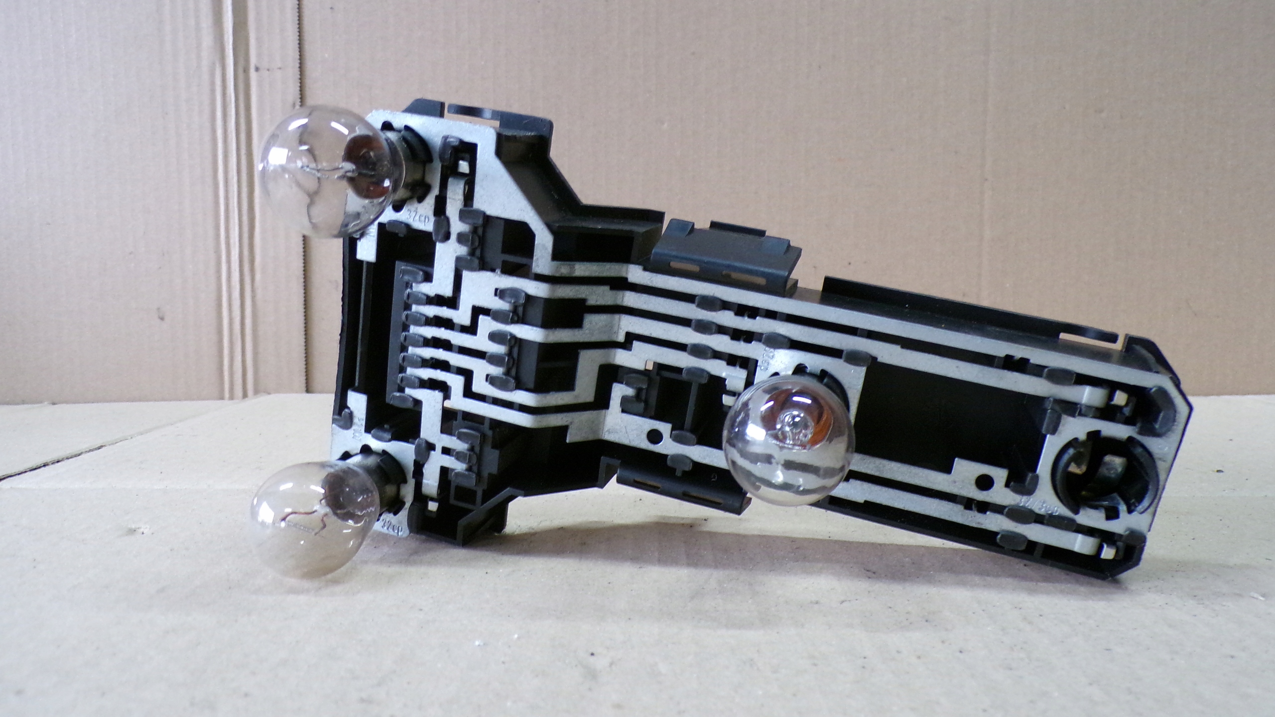 PASSAT B5 WKŁAD LAMPY LEWY TYŁ KOMBI 3B9945257
