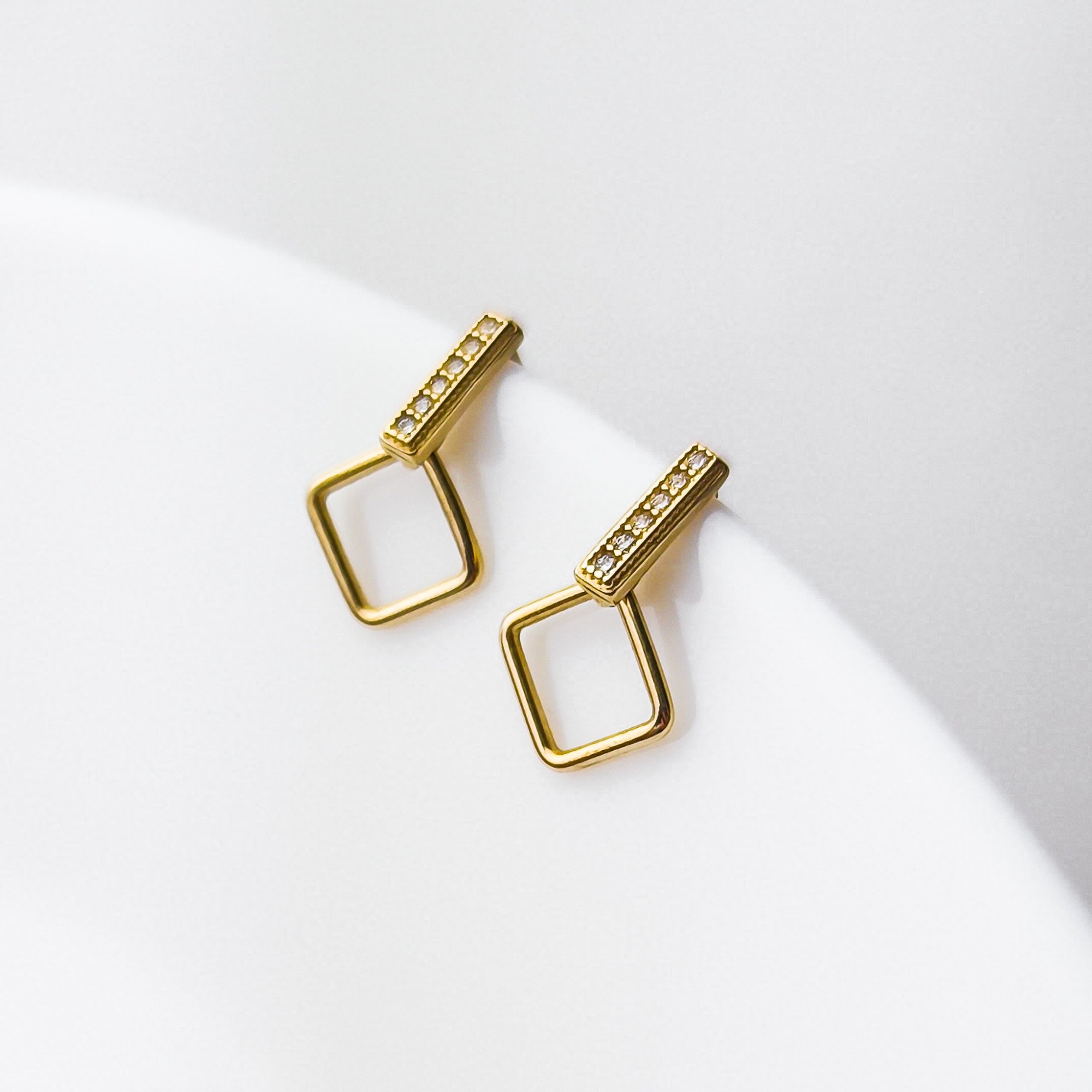 Zlaté náušnice závěsný kosočtverec s paličkou pr.585