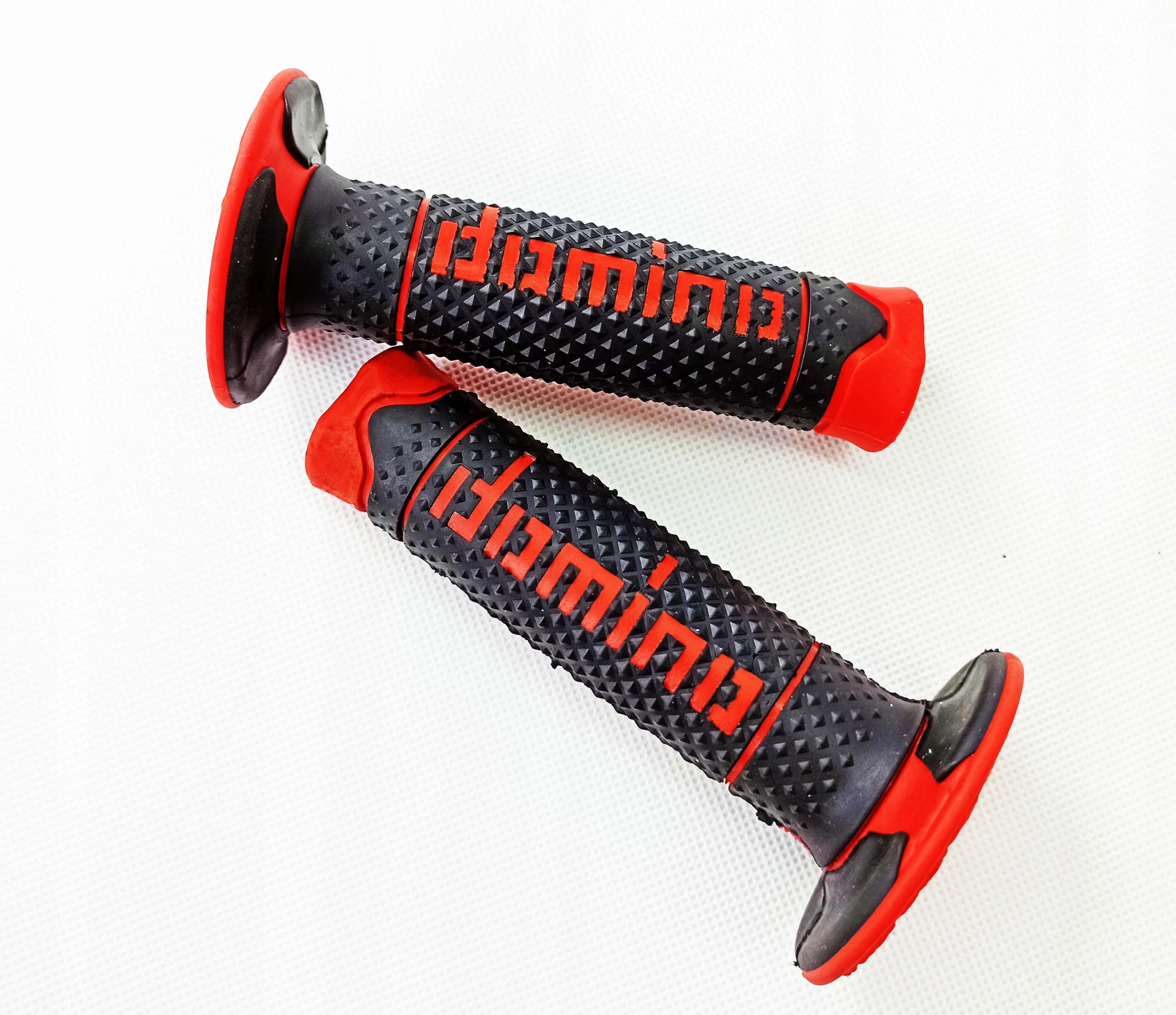 MANETKI DOMINO CZARNE CZERWONE GRIPY SUPERMOTO