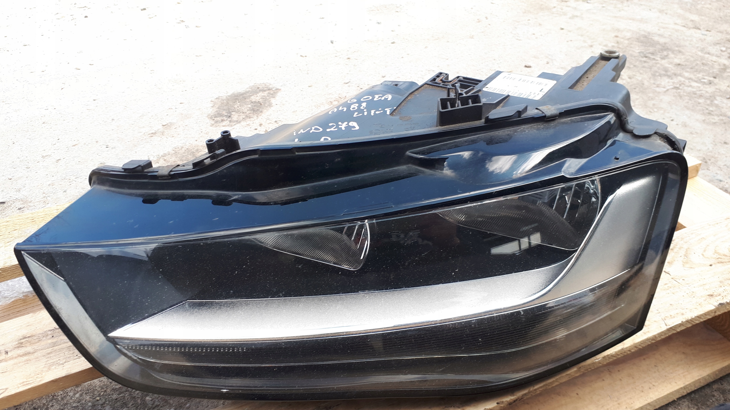 A4 B8 LIFT light left front front ZWYKLA UK