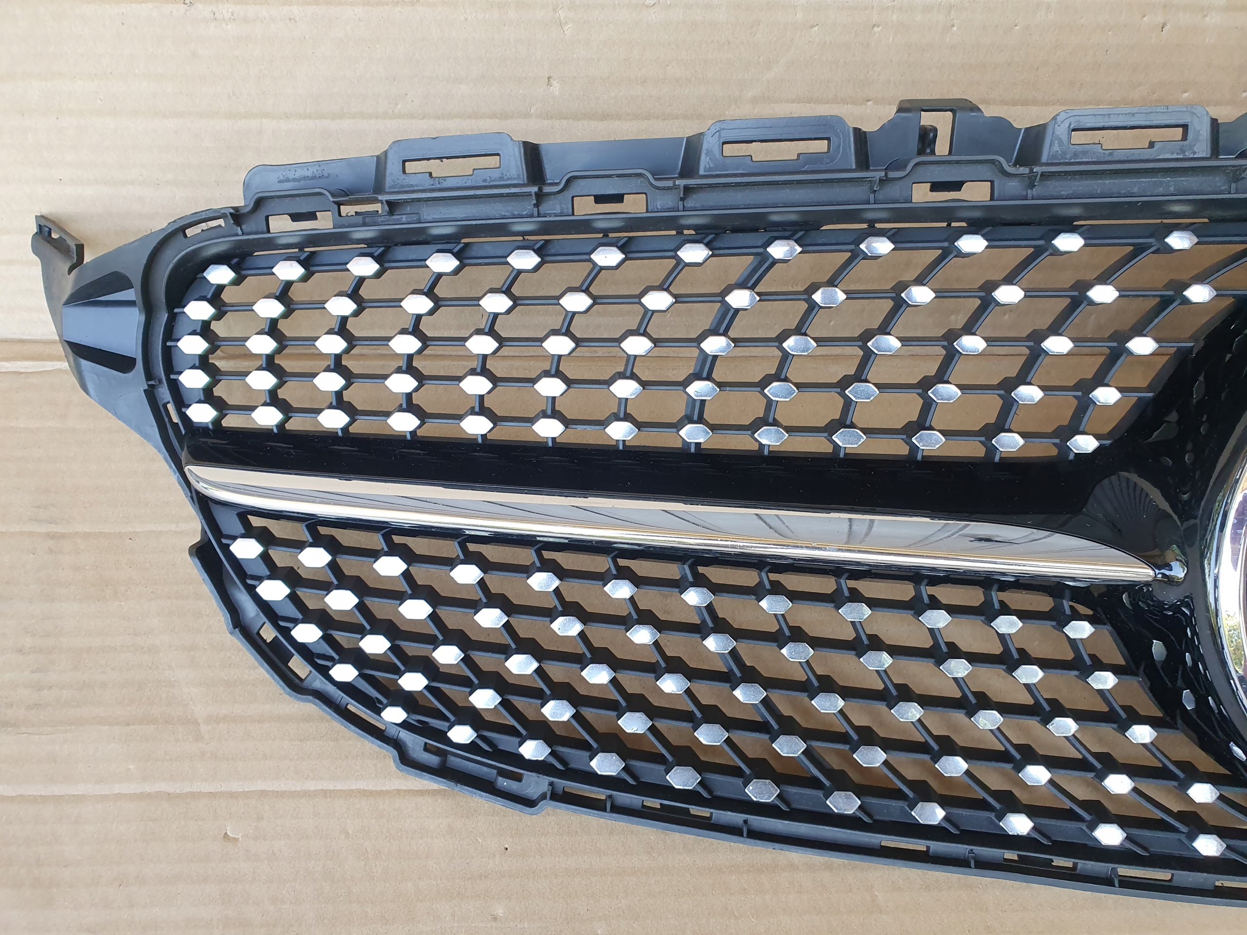 MERCEDES 205 ATRAPA DIAMOND MERCEDES-BENZ GRILL Numer katalogowy części A2058881260