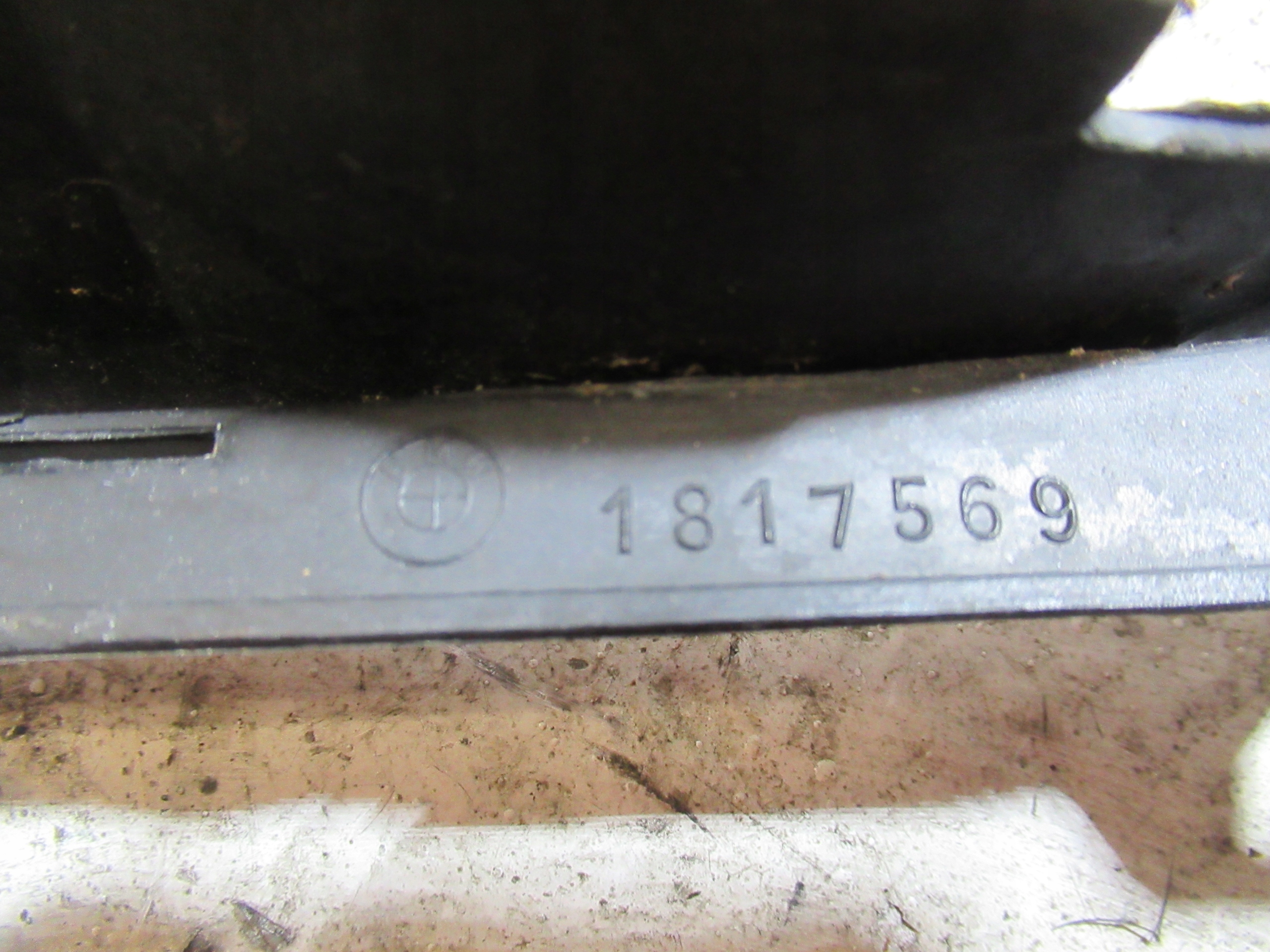 grille grid grill left BMW E12 520 1817569