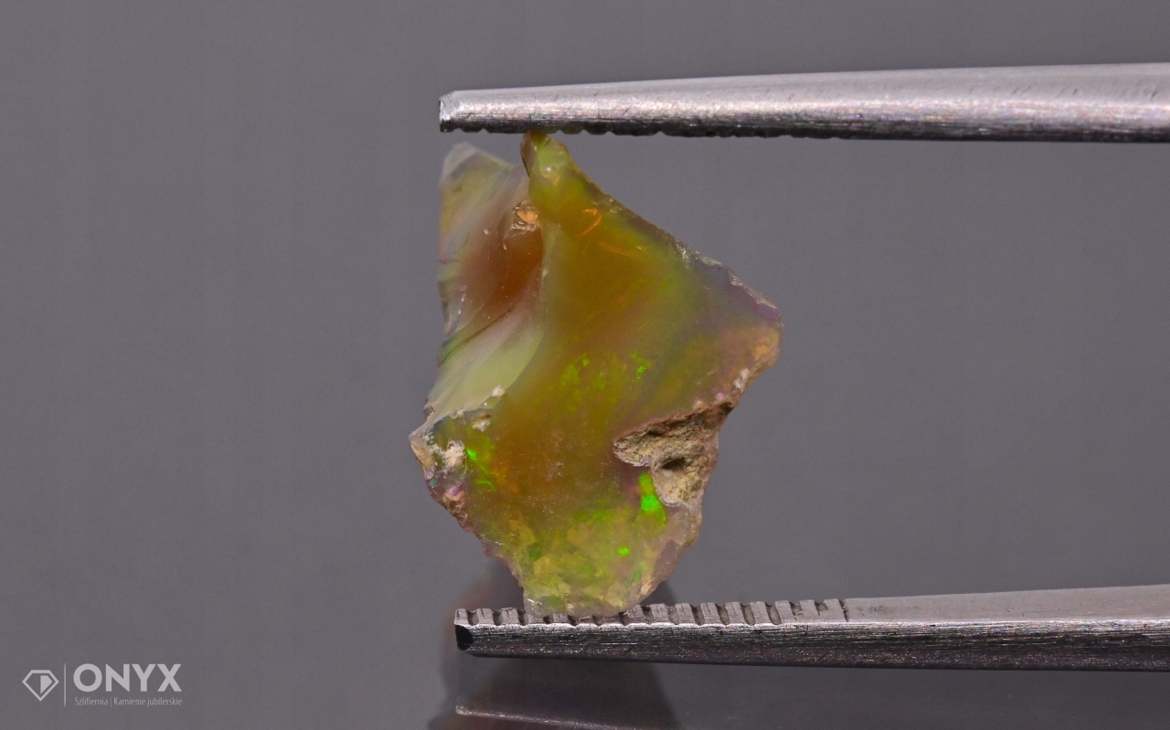 Opal z Etiopie hrudka 9x7 mm