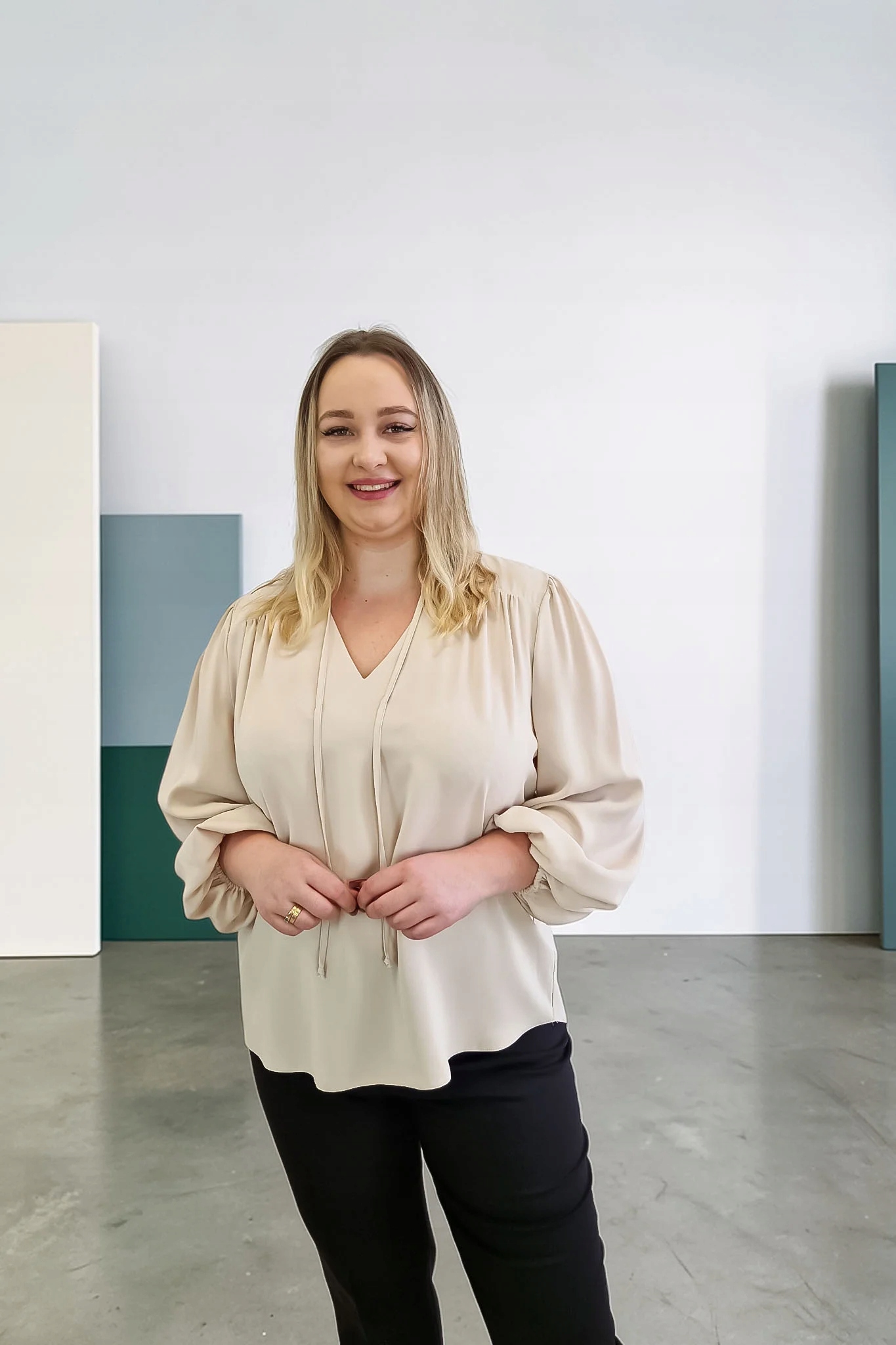 Elegantní dámská halenka se zavazováním a bufiastými rukávy, béžová, velikost 42