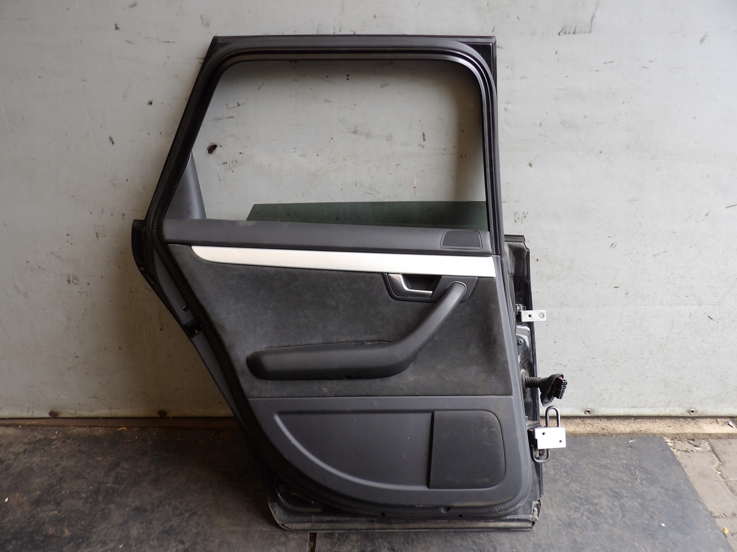 Audi A4 B7 door rear. left kombi