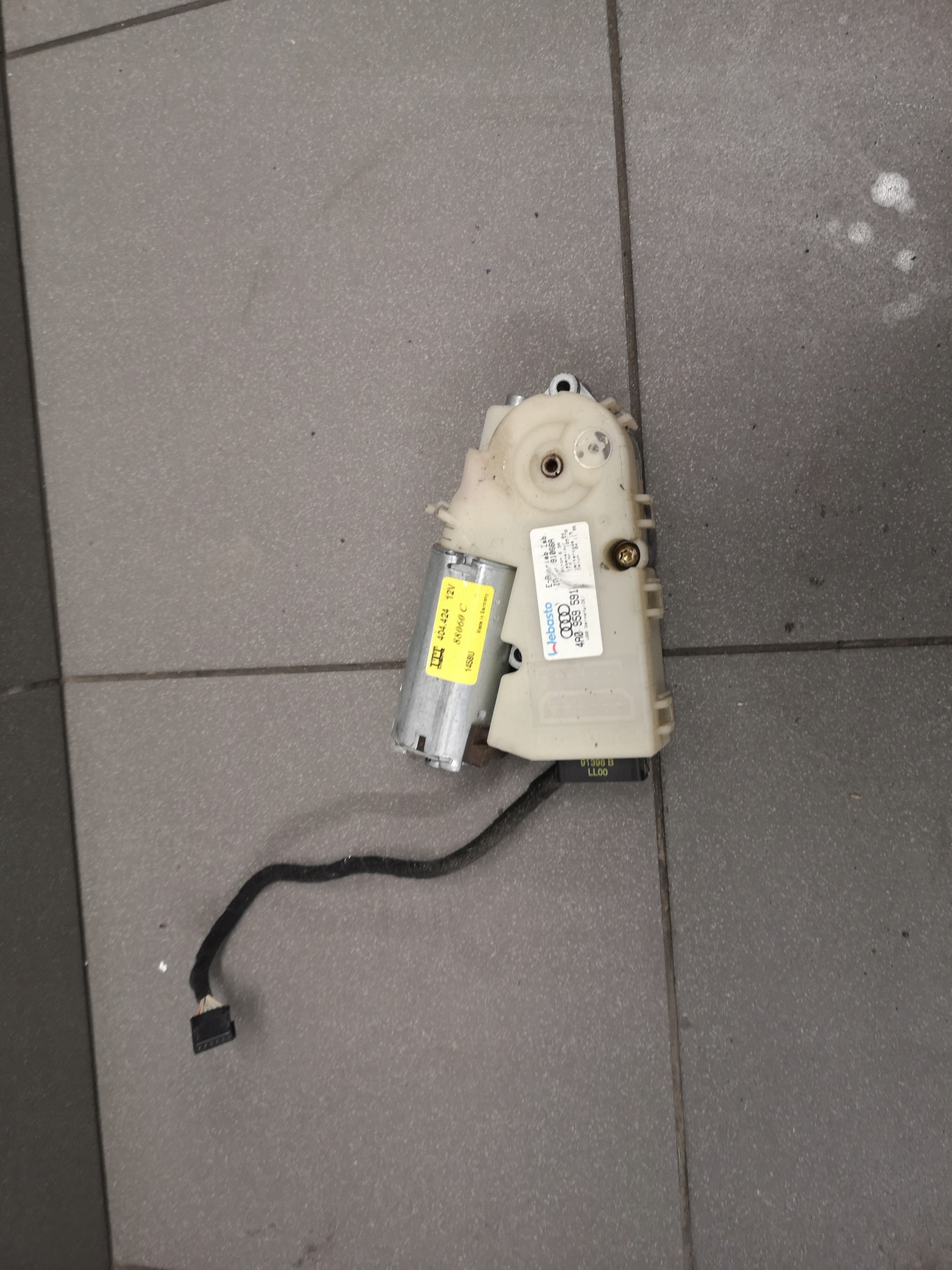 Двигун люка AUDI A8 D2 4A0959591